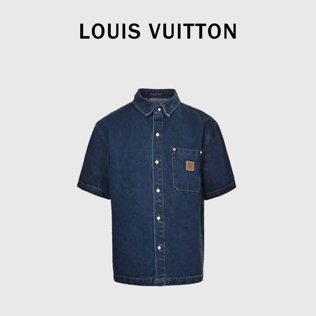 LOUIS VUITTON LV 巴黎走秀款牛仔蓝短袖衬衫 原版材质高订牛仔面料采用480g牛仔布,每一件都必须洗水,手感透气舒适,YB订制,订制五金纽扣,皮牌高度还原,精致绣花,媲美原版