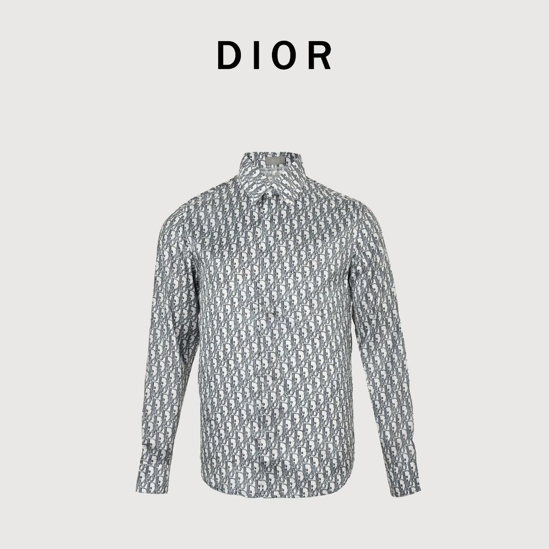 本地自取 💰240 Dior/迪奥 25ss 老花满印衬衫 定制涤纶臻选华韵衬衫料，柔滑细腻，舒适贴肤，数码印花技术 采用数字化图案设计 通过喷墨打印机将图案直接印制在织物上 实现满印Dior Oblique 作业 过渡自然 图案清晰，烫朴位均用高温过朴机，通过加热板和压力辊的协同作用，对布料施加高温和压力，使布料表面平整挺括，耐磨耐洗 Size:39-41