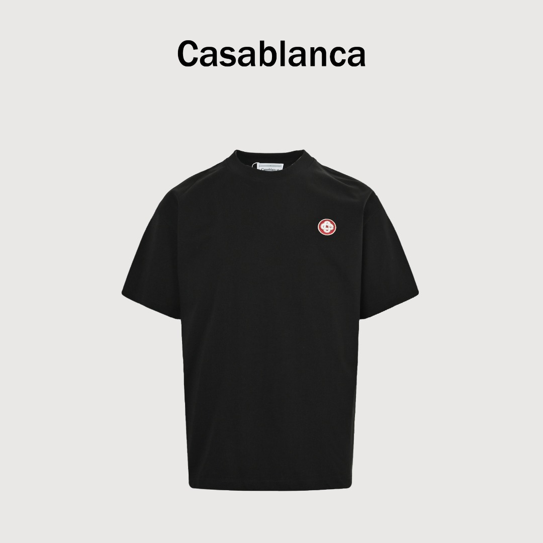 本地自取💰130 
Casablanca/卡萨布兰卡 25ss 中国结立体刺绣短袖T恤
简约的时尚元素设计凸显精简,隶属今夏高颜值单品.
客供优质针织棉280g面料,手感顺滑细腻,着身的透气舒适感无可挑剔.
搭配时尚廓形裁剪设计彰显潮流时尚的最新手法.
全新标识徽章缝制感染力强大,采用针点拉绒设计彰显前卫独特个性
宽松版型 各种身材都可轻松驾驭，可谓是实力与颜值兼得！
颜色：黑色 白色
Size：S-XXL
