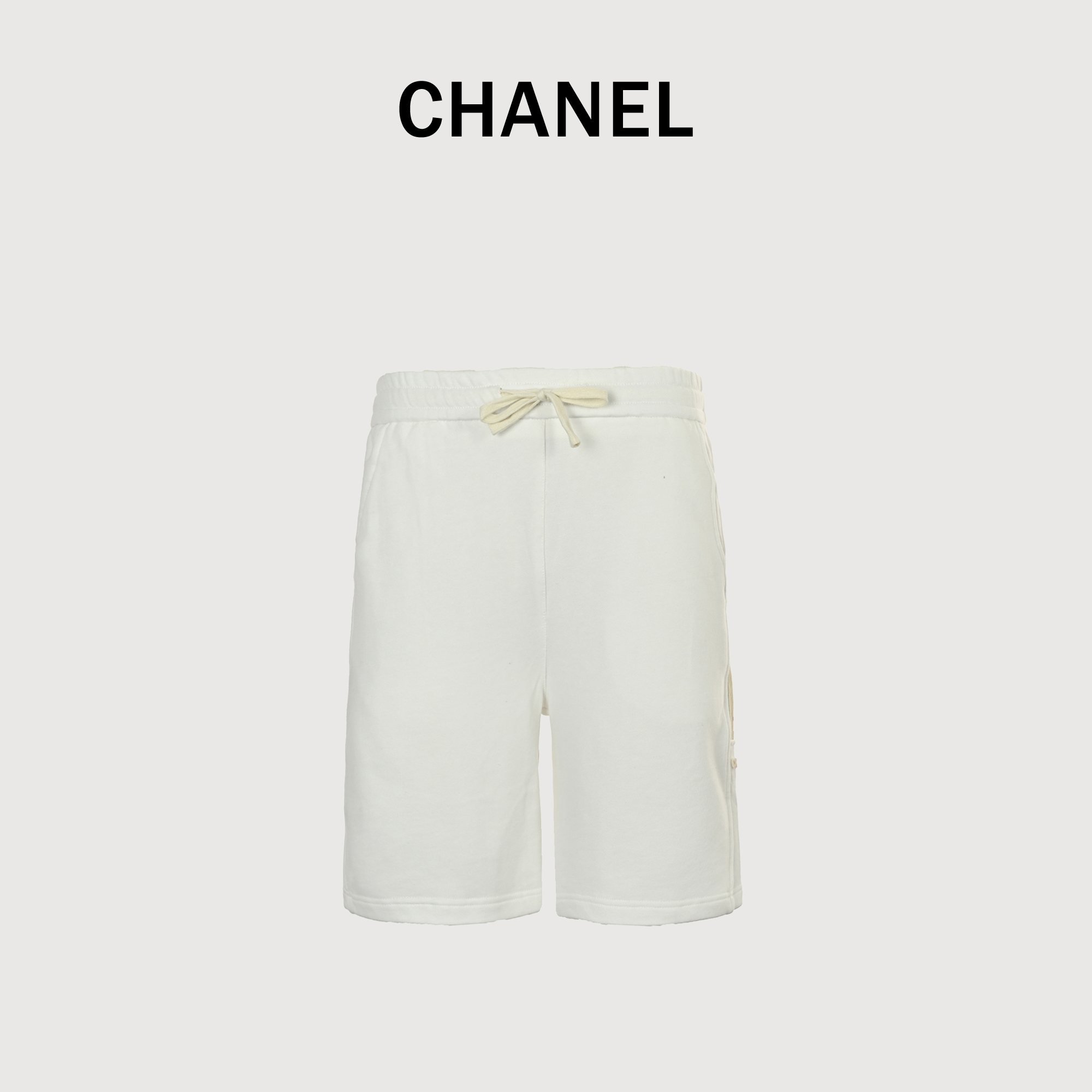 本地自取💰180
CHANEL/香奈儿 徽标织带短裤
面料采用360克刷毛面料,订染颜色后整蚀毛处理,对照原版做丝滑超柔处理,布面肌理股线清晰明显,垂感一级棒,做工精致都到达外贸出口标准,一公分4.5针,每一到拼缝都压有明线,走线整齐有如尺子一样标准,制编花全棉织带,编织紧致手感柔软,刺绣工艺采用百灵达刺绣机器,使刺绣颜色更加饱满,绣花更加立体,版型上身效果好,男女同款,简单百搭,代购重磅单品,随意对比市面任何品质!
Size:XS-L