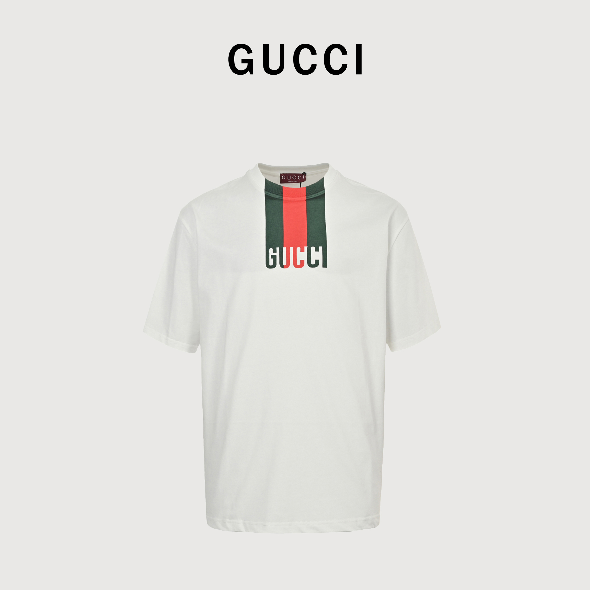 Gucci/古驰 25ss 红绿G字母领条印花短袖 原版购入开发,采用15S精棉平纹面料230g;搭配32S双纱螺纹300g,采用精梳工艺处理的棉纤维制成的平纹织物,相对于普通棉布而言,它的纤维排列更加整齐、密度更高,因此具有更好的质地和光泽,15S精棉平纹面料是一种高品质的棉质面料,具有柔软舒适、透气性好、耐用性好等特点,领口图案印花,通过调整油墨流动性和施加压力,使油墨渗入表层,形成机械锚定.同时控制油墨停留时间,防止过度扩散导致图案模糊,圆领直筒版型,宽松衣型裁剪,不束身不限制身型,圆领领口,肩线落肩,不限制肩宽,内部做缝处以弹力嵌条的嵌入防止多次穿洗后衣身走行,袖口、下摆底边采用的分别专机辑双明线收边固定
