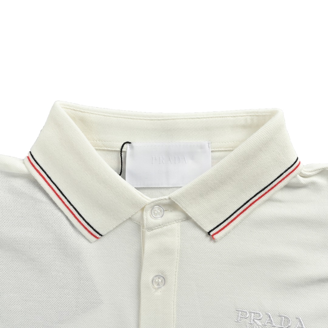 本地自取💰160 Prada 普拉达基础款字母logo绣花商务polo衫短袖T桖 采用进口田岛绣花机制作辅料均开磨定制正确配置 黑色2025普拉达正品包装 200克定制定染爽滑珠地 版型大 宽松有型 区别低版本瘦长版型上身拉胯 百分百承诺:顶级品质 不做快餐货 市面最高版本 顶级品质- 区别市场那些普通版本如果你在意质量 也要尊重一下价格绝对0售后 至今退货率0 很难不爱的款式 -200克定制定染爽滑珠地面料 -正确高密主唛水洗吊牌 手工缝制