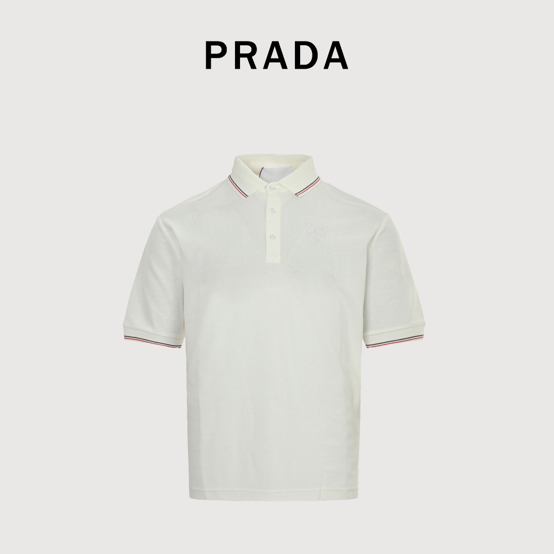 本地自取💰160 Prada 普拉达基础款字母logo绣花商务polo衫短袖T桖 采用进口田岛绣花机制作辅料均开磨定制正确配置 黑色2025普拉达正品包装 200克定制定染爽滑珠地 版型大 宽松有型 区别低版本瘦长版型上身拉胯 百分百承诺：顶级品质 不做快餐货 市面最高版本 顶级品质- 区别市场那些普通版本如果你在意质量 也要尊重一下价格绝对0售后 至今退货率0 很难不爱的款式 -200克定制定染爽滑珠地面料 -正确高密主唛水洗吊牌 手工缝制
