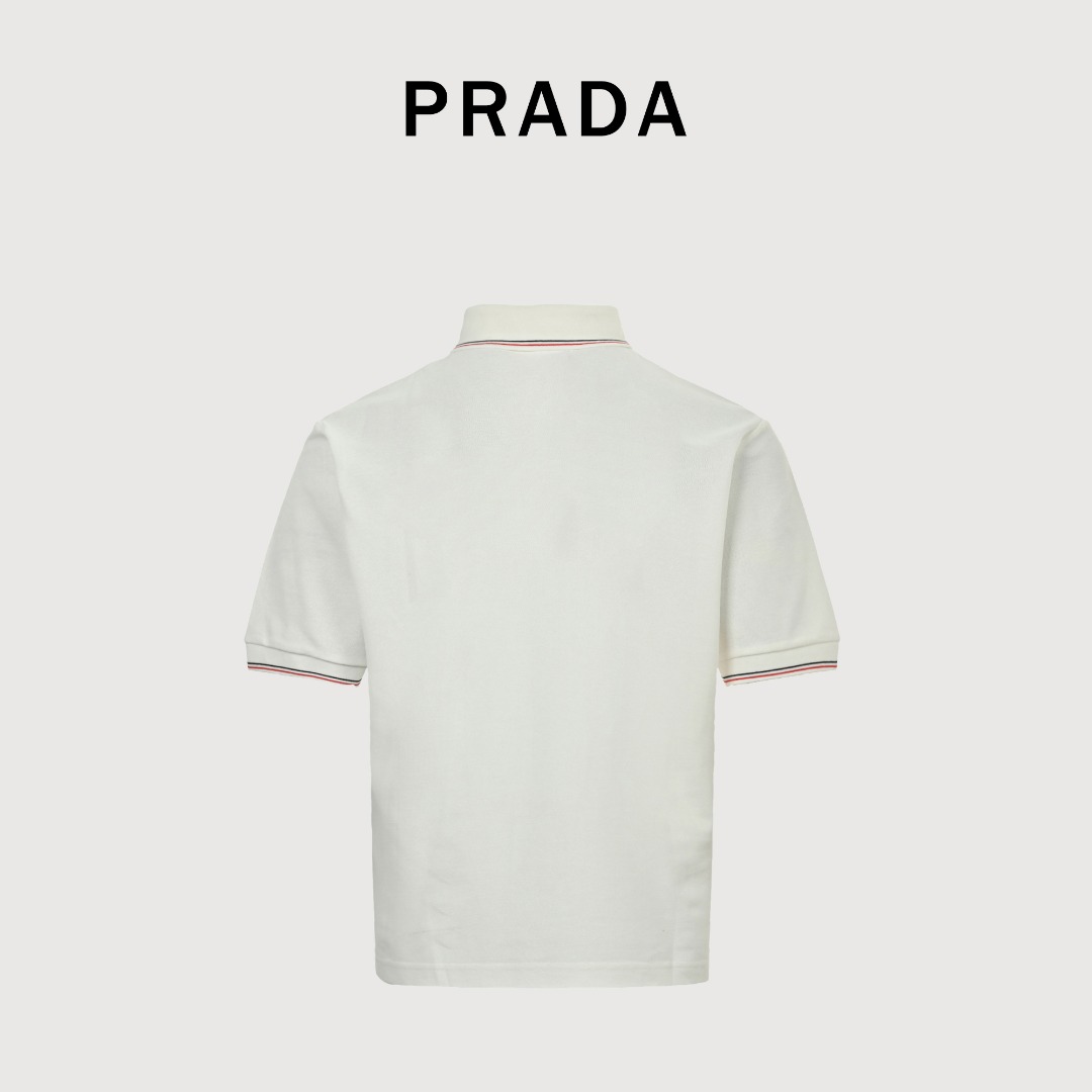 本地自取💰160 Prada 普拉达基础款字母logo绣花商务polo衫短袖T桖 采用进口田岛绣花机制作辅料均开磨定制正确配置 黑色2025普拉达正品包装 200克定制定染爽滑珠地 版型大 宽松有型 区别低版本瘦长版型上身拉胯 百分百承诺:顶级品质 不做快餐货 市面最高版本 顶级品质- 区别市场那些普通版本如果你在意质量 也要尊重一下价格绝对0售后 至今退货率0 很难不爱的款式 -200克定制定染爽滑珠地面料 -正确高密主唛水洗吊牌 手工缝制