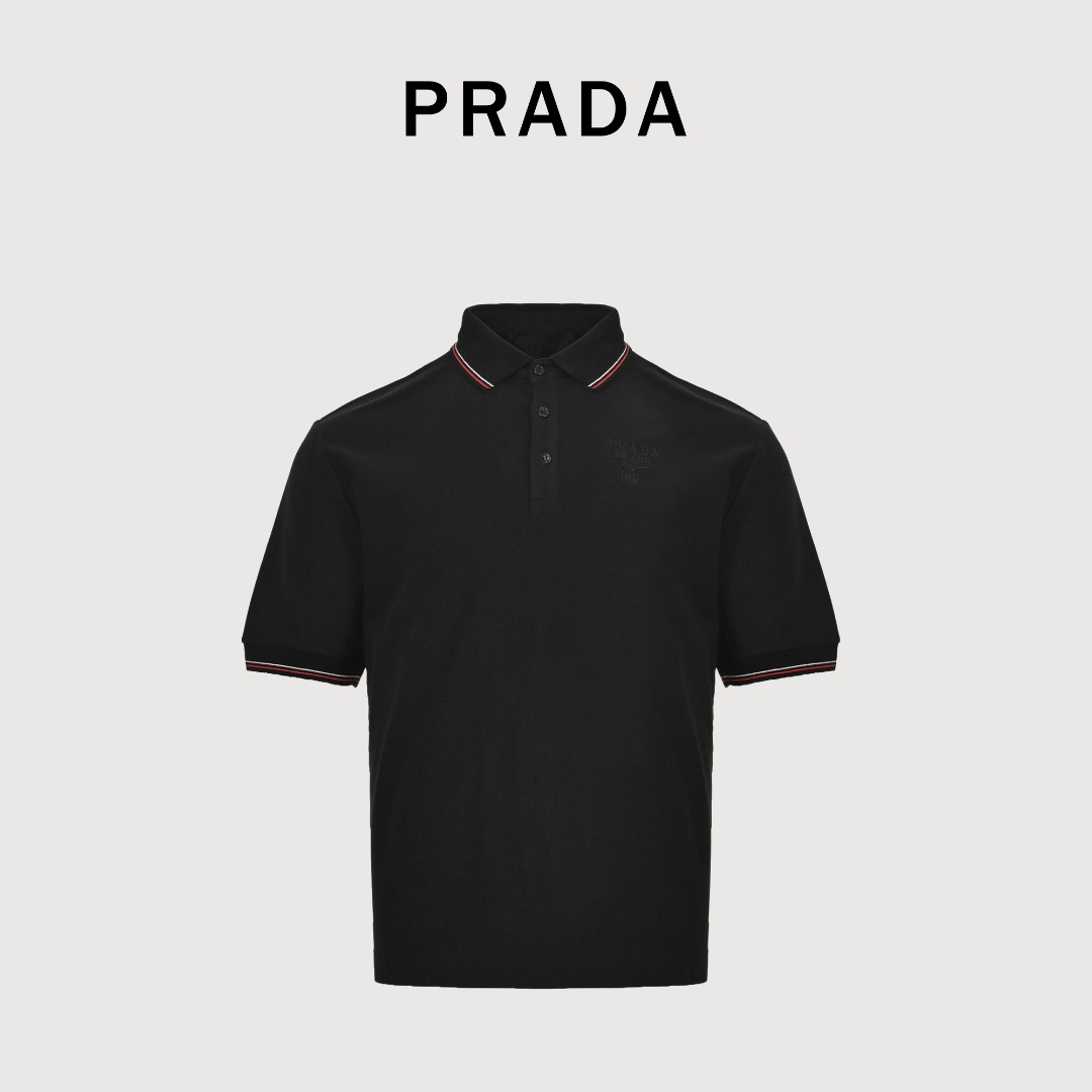 本地自取💰160
Prada 普拉达基础款字母logo绣花商务polo衫短袖T桖采用进口田岛绣花机制作辅料均开磨定制正确配置 黑色2025普拉达正品包装 200克定制定染爽滑珠地 版型大 宽松有型 区别低版本瘦长版型上身拉胯 百分百承诺：顶级品质 不做快餐货 市面最高版本 顶级品质- 区别市场那些普通版本如果你在意质量 也要尊重一下价格绝对0售后 至今退货率0 很难不爱的款式 -200克定制定染爽滑珠地面料 -正确高密主唛水洗吊牌 手工缝制  尺码XS-L