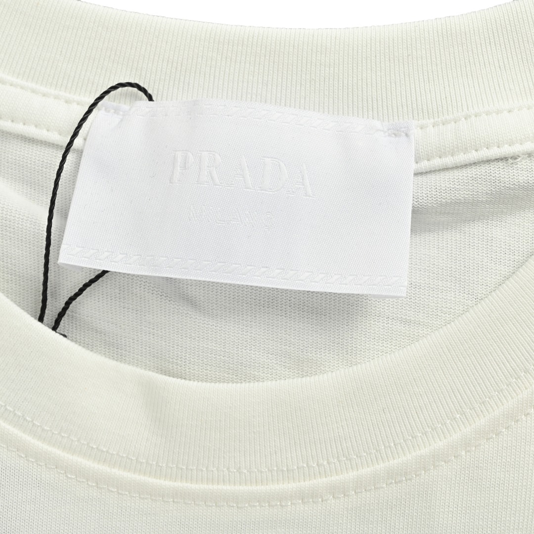 本地自取💰140
Prada 普拉达基础款标签口袋短袖T桖
采用定制热转印技术制作标签🏷辅料均开磨定制正确配置 黑色2025普拉达正品包装 280克定制定染双纱棉 版型大 宽松有型 区别低版本瘦长版型上身拉胯 百分百承诺:顶级品质 不做快餐货 市面最高版本 顶级品质- 区别市场那些普通版本如果你在意质量 也要尊重一下价格绝对0售后 至今退货率0 很难不爱的款式 -280克双纱棉定制定染面料 -正确高密主唛水洗吊牌 手工缝制 尺码XS-L