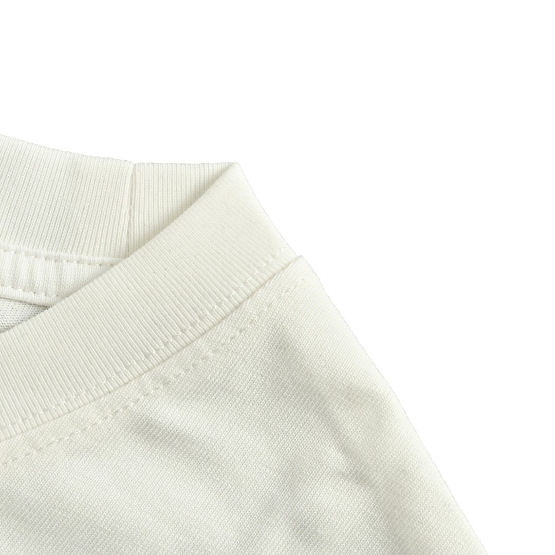 本地自取💰140
Prada 普拉达基础款标签口袋短袖T桖
采用定制热转印技术制作标签🏷辅料均开磨定制正确配置 黑色2025普拉达正品包装 280克定制定染双纱棉 版型大 宽松有型 区别低版本瘦长版型上身拉胯 百分百承诺:顶级品质 不做快餐货 市面最高版本 顶级品质- 区别市场那些普通版本如果你在意质量 也要尊重一下价格绝对0售后 至今退货率0 很难不爱的款式 -280克双纱棉定制定染面料 -正确高密主唛水洗吊牌 手工缝制 尺码XS-L