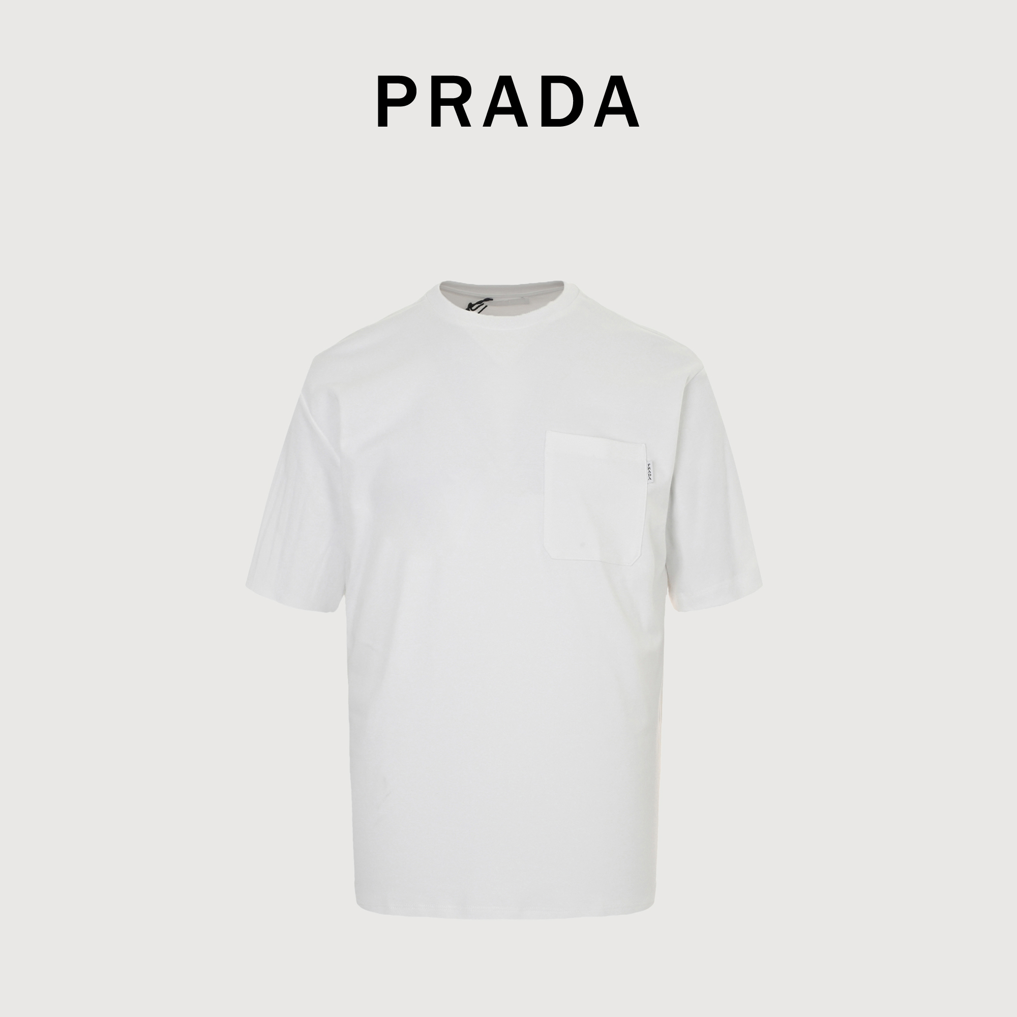 本地自取💰140
Prada 普拉达基础款标签口袋短袖T桖
采用定制热转印技术制作标签🏷辅料均开磨定制正确配置 黑色2025普拉达正品包装 280克定制定染双纱棉 版型大 宽松有型 区别低版本瘦长版型上身拉胯 百分百承诺：顶级品质 不做快餐货 市面最高版本 顶级品质- 区别市场那些普通版本如果你在意质量 也要尊重一下价格绝对0售后 至今退货率0 很难不爱的款式 -280克双纱棉定制定染面料 -正确高密主唛水洗吊牌 手工缝制   尺码XS-L