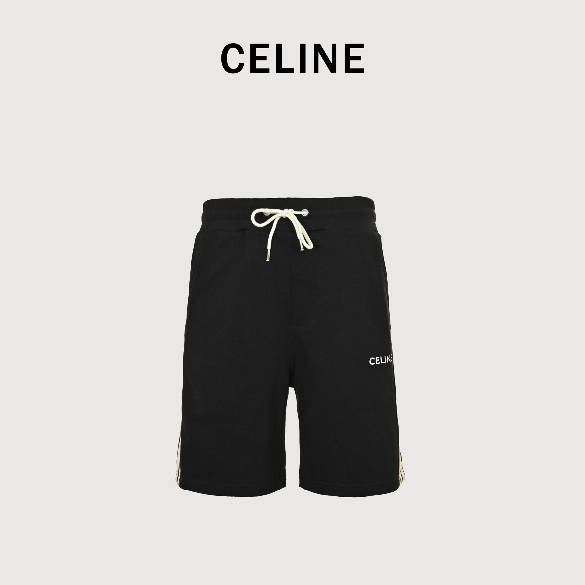 本地自取💰170 Celine/赛琳 经典侧边织带短裤 复古潮流织带点缀松紧腰休闲五分裤！！很经典的一款，松紧腰 两侧插袋 两侧织带的点缀点缀设计 复古潮流的同时又有细节感！面料采用客供定织高支纯棉料，上身透气，柔软亲肤，手感细腻、 腰部针织松紧腰加抽绳，上身不用担心过松过紧 的不舒适感 。男女同款 颜色:黑色 深灰 Size:S-XL