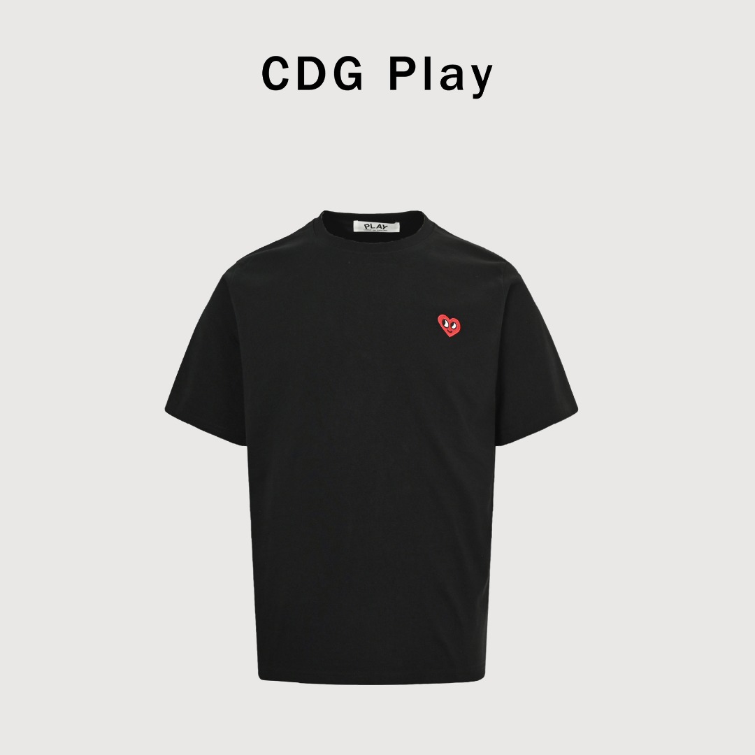 CDG/川久保玲 经典刺绣logo短袖 这款是我最近最喜欢的短袖T,敲爱这种慵懒感,满足不同需求的穿搭!宽松版型超级显腿长,对身材的包容性很强,上身稍微胖一点点的小仙女也可以轻松驾驭!胸前的万针爱心♥️刺绣图标,设计感又不失趣味性! 闺蜜款,情侣款都可以安排起来! 独家定制260g,40支高级双纱面料,一点不夸张的说秒杀我之前见过的任何一款T,实物品质真的绝了,领口还采用的加厚丝芙螺纹,一定要自己摸一下才能知道有多绝!双纱全棉面料细腻有质感,贴身穿带来亲肤舒适感,百搭实穿,搭配任何下装都很上档次! 袖口和衣摆都采用双针压线,整体走线均匀工整,细节的处理非常到位!