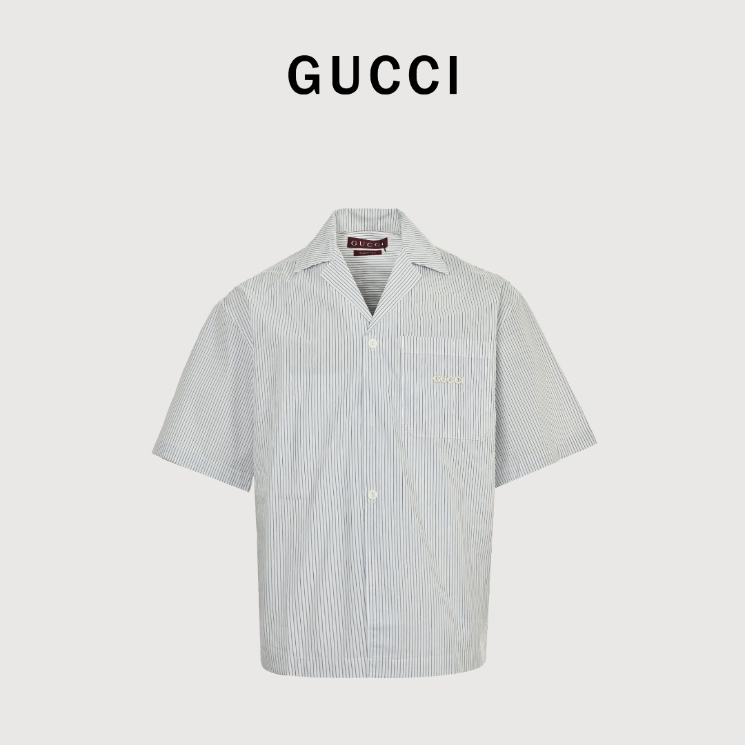 Gucci/古驰 25ss 激光小标竖条纹短袖衬衫 经典风格设计贯穿2025早春系列,呈献多款雅致衬衫和精裁夹克单品,以低调内敛细节动人夺目,为日常造型平添魅力.这款出彩的衬衫采用条纹棉质面料精心剪裁而成,以Gucci刺绣以及珍珠母贝纽扣精彩点缀.
