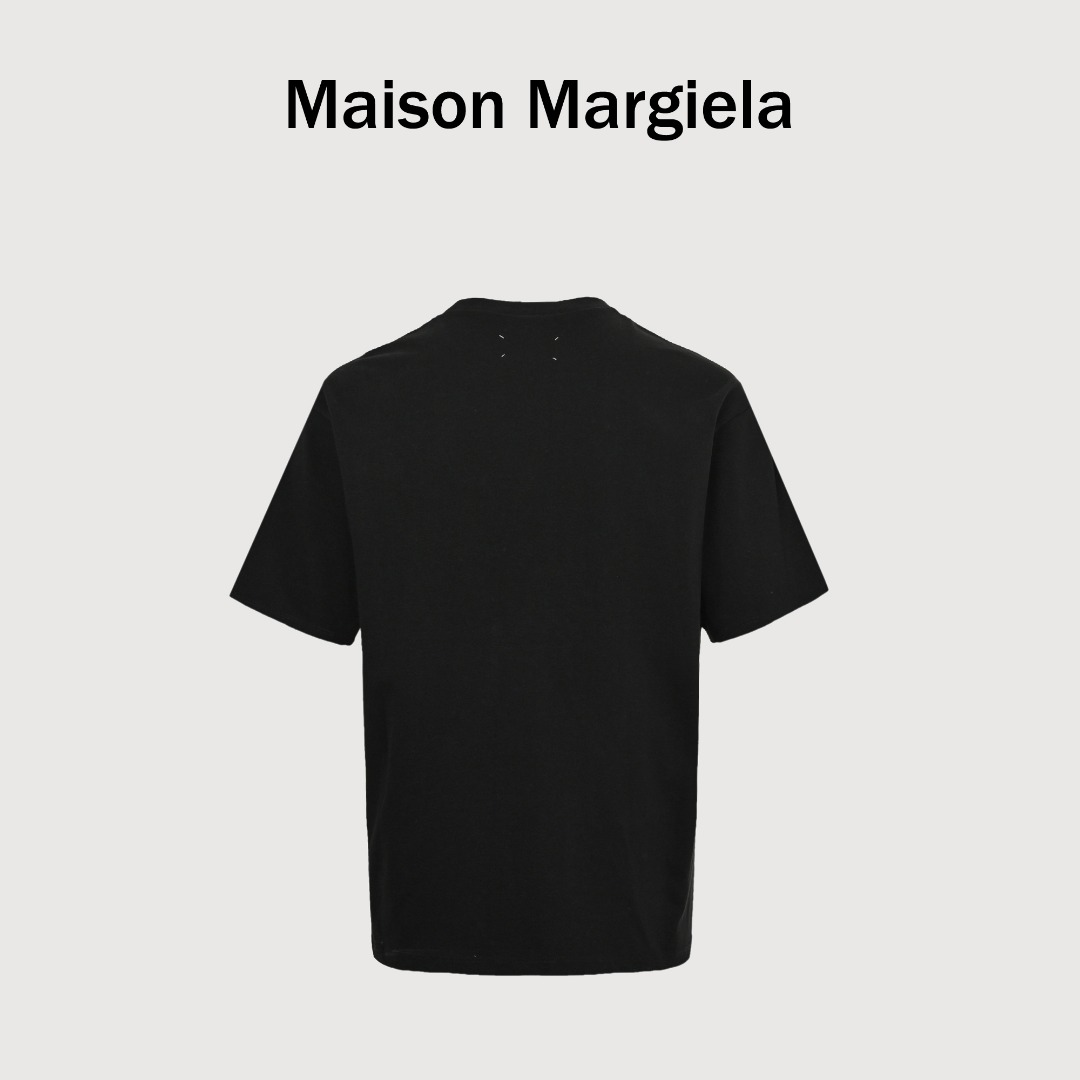 本地自取💰160 MaisonMargiela/马吉拉 24ss 数字520字母印花短袖 数字作为Maison Margiela的标志性语言，将神秘具象化，为日常符号赋予时装意义，以「数字告白」为主题，Maison Margiela 推出520特别款数字印花短袖，于4月19日起独家登陆中国地区，面料采用260克精梳纯棉新疆棉汗布面料，表面除毛处理，面料质感没有一点加涤的廉价滑腻感，是一种很熟悉的布料本质触感，到手就能感受到亲肤软糯的质感，加宽领口领口螺纹部分同样棉含量，高于常规螺纹一摸就能在手感和弹力方面，感受的出来的领口弧口不会磨脖子舒适度优秀，印花细节处做到一致需要调整多次印花网版，胶浆印花需要刷五遍才能达到一致的效果，采用刮了五层厚胶浆手工刮制而成，表面是能摸得出微凸手感的，手感细腻一致，第二点印花表面在光线下有微微泛亮的感觉，独显高级感，而非哑光不反光的质感，然后是领标也是重中之重，主标上的圈着的数字代表着不同含义，1代表女装线，10代表男装线，1和10自然就是男女都可，主标也是需要重新定做的，并且领标大小和数字排列间距大小和之前也是略有区别的，所以没原版真的就别想做的好，所有辅料都是需要全部重新定做，这也加大了成本，因为洗标领标这种一做就是起码三千套起，当然首批衣服一个颜色只有300多件，后背的四角标自然是经典，但都是需要手工一个一个对位缝制，纯手工缝制，费时费力费成本，主线这款的针车是下摆以及袖口的缝距是加宽至2.5cm的，都是放大镜做货的态度，化繁为简，又不失高级感，基础理念的先锋酷感时髦融入经典基础款之中，所有细节收入拿下，生产的成本随之上涨，态度诚意满满各位所见即所得 Size：S-XL