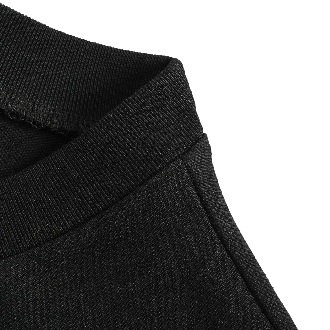 本地自取💰160 MaisonMargiela/马吉拉 24ss 数字520字母印花短袖 数字作为Maison Margiela的标志性语言，将神秘具象化，为日常符号赋予时装意义，以「数字告白」为主题，Maison Margiela 推出520特别款数字印花短袖，于4月19日起独家登陆中国地区，面料采用260克精梳纯棉新疆棉汗布面料，表面除毛处理，面料质感没有一点加涤的廉价滑腻感，是一种很熟悉的布料本质触感，到手就能感受到亲肤软糯的质感，加宽领口领口螺纹部分同样棉含量，高于常规螺纹一摸就能在手感和弹力方面，感受的出来的领口弧口不会磨脖子舒适度优秀，印花细节处做到一致需要调整多次印花网版，胶浆印花需要刷五遍才能达到一致的效果，采用刮了五层厚胶浆手工刮制而成，表面是能摸得出微凸手感的，手感细腻一致，第二点印花表面在光线下有微微泛亮的感觉，独显高级感，而非哑光不反光的质感，然后是领标也是重中之重，主标上的圈着的数字代表着不同含义，1代表女装线，10代表男装线，1和10自然就是男女都可，主标也是需要重新定做的，并且领标大小和数字排列间距大小和之前也是略有区别的，所以没原版真的就别想做的好，所有辅料都是需要全部重新定做，这也加大了成本，因为洗标领标这种一做就是起码三千套起，当然首批衣服一个颜色只有300多件，后背的四角标自然是经典，但都是需要手工一个一个对位缝制，纯手工缝制，费时费力费成本，主线这款的针车是下摆以及袖口的缝距是加宽至2.5cm的，都是放大镜做货的态度，化繁为简，又不失高级感，基础理念的先锋酷感时髦融入经典基础款之中，所有细节收入拿下，生产的成本随之上涨，态度诚意满满各位所见即所得 Size：S-XL