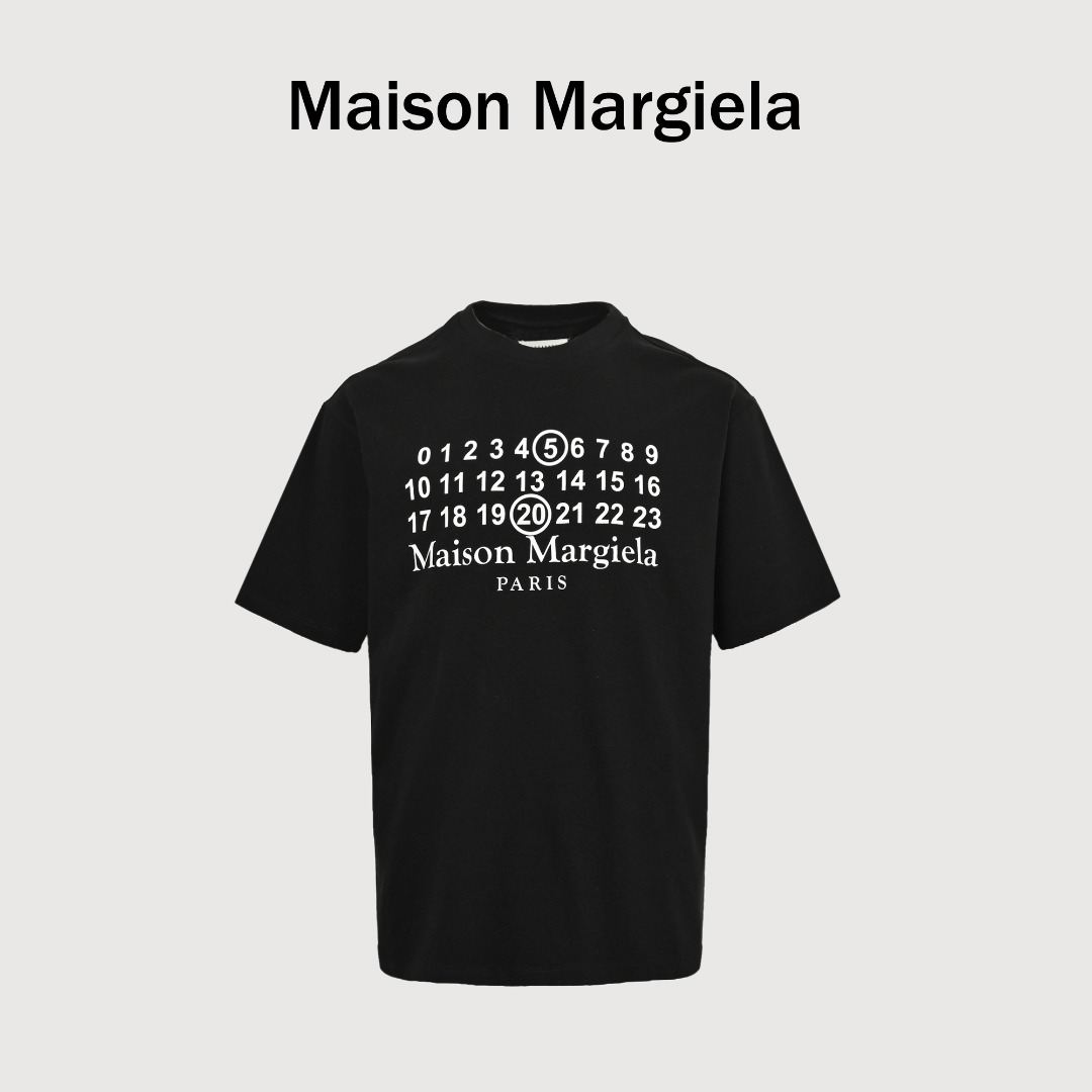 本地自取💰160 MaisonMargiela/马吉拉 24ss 数字520字母印花短袖 数字作为Maison Margiela的标志性语言，将神秘具象化，为日常符号赋予时装意义，以「数字告白」为主题，Maison Margiela 推出520特别款数字印花短袖，于4月19日起独家登陆中国地区，面料采用260克精梳纯棉新疆棉汗布面料，表面除毛处理，面料质感没有一点加涤的廉价滑腻感，是一种很熟悉的布料本质触感，到手就能感受到亲肤软糯的质感，加宽领口领口螺纹部分同样棉含量，高于常规螺纹一摸就能在手感和弹力方面，感受的出来的领口弧口不会磨脖子舒适度优秀，印花细节处做到一致需要调整多次印花网版，胶浆印花需要刷五遍才能达到一致的效果，采用刮了五层厚胶浆手工刮制而成，表面是能摸得出微凸手感的，手感细腻一致，第二点印花表面在光线下有微微泛亮的感觉，独显高级感，而非哑光不反光的质感，然后是领标也是重中之重，主标上的圈着的数字代表着不同含义，1代表女装线，10代表男装线，1和10自然就是男女都可，主标也是需要重新定做的，并且领标大小和数字排列间距大小和之前也是略有区别的，所以没原版真的就别想做的好，所有辅料都是需要全部重新定做，这也加大了成本，因为洗标领标这种一做就是起码三千套起，当然首批衣服一个颜色只有300多件，后背的四角标自然是经典，但都是需要手工一个一个对位缝制，纯手工缝制，费时费力费成本，主线这款的针车是下摆以及袖口的缝距是加宽至2.5cm的，都是放大镜做货的态度，化繁为简，又不失高级感，基础理念的先锋酷感时髦融入经典基础款之中，所有细节收入拿下，生产的成本随之上涨，态度诚意满满各位所见即所得 Size：S-XL
