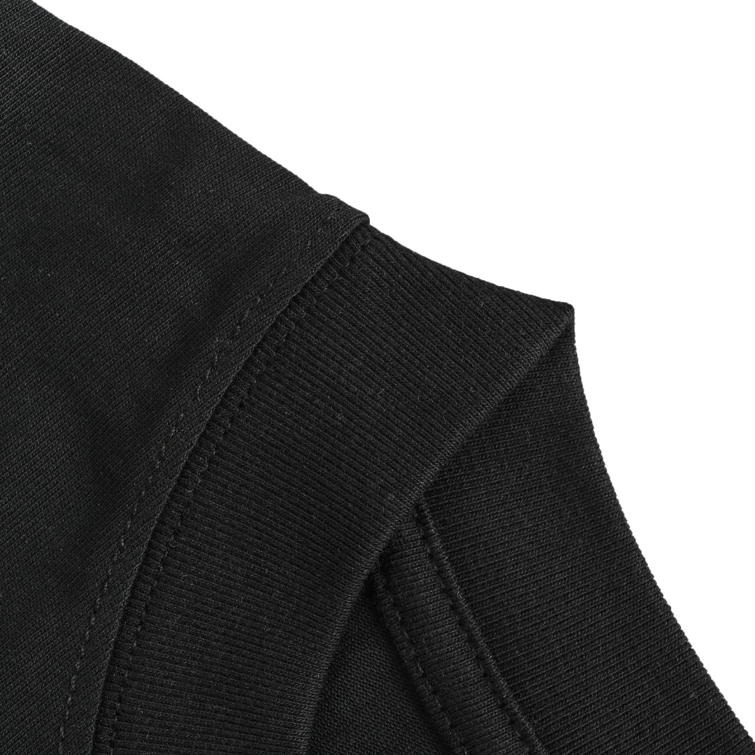 本地自取💰130 
Louis Vuitton/路易威登 25ss 滑雪系列老花Logo发泡印花短袖T恤
爆款来袭，原6600购入，滑雪SKI系列限定款。
本款T恤衫取材柔软的平纹布，以大号 LV 字母和 Monogram 花卉点亮前后和肘部。
可叠搭科技滑雪服饰，亦可轻松打造雪后休闲造型。
胸前点缀 LV 标识印花
肘部和后部点缀 Monogram 花卉元素印花
颜色：黑色，白色
Size: S-XXL