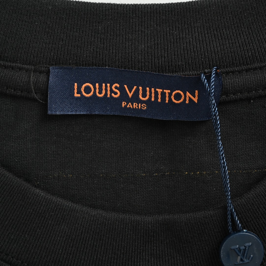 本地自取💰130 
Louis Vuitton/路易威登 25ss 滑雪系列老花Logo发泡印花短袖T恤
爆款来袭，原6600购入，滑雪SKI系列限定款。
本款T恤衫取材柔软的平纹布，以大号 LV 字母和 Monogram 花卉点亮前后和肘部。
可叠搭科技滑雪服饰，亦可轻松打造雪后休闲造型。
胸前点缀 LV 标识印花
肘部和后部点缀 Monogram 花卉元素印花
颜色：黑色，白色
Size: S-XXL
