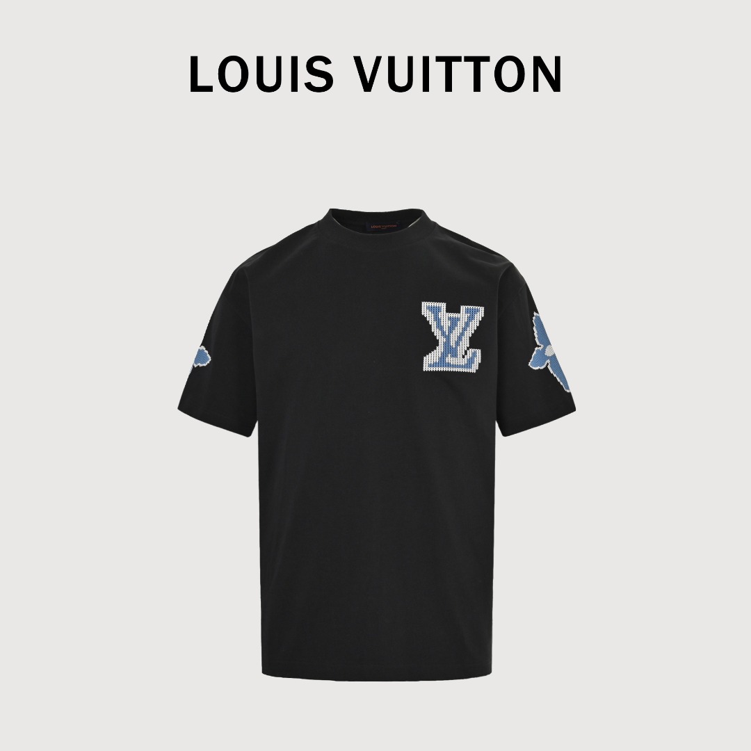 本地自取💰130 
Louis Vuitton/路易威登 25ss 滑雪系列老花Logo发泡印花短袖T恤
爆款来袭，原6600购入，滑雪SKI系列限定款。
本款T恤衫取材柔软的平纹布，以大号 LV 字母和 Monogram 花卉点亮前后和肘部。
可叠搭科技滑雪服饰，亦可轻松打造雪后休闲造型。
胸前点缀 LV 标识印花
肘部和后部点缀 Monogram 花卉元素印花
颜色：黑色，白色
Size: S-XXL
