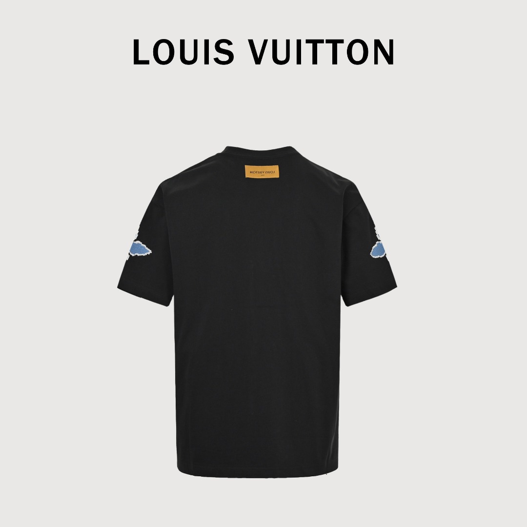 本地自取💰130 
Louis Vuitton/路易威登 25ss 滑雪系列老花Logo发泡印花短袖T恤
爆款来袭，原6600购入，滑雪SKI系列限定款。
本款T恤衫取材柔软的平纹布，以大号 LV 字母和 Monogram 花卉点亮前后和肘部。
可叠搭科技滑雪服饰，亦可轻松打造雪后休闲造型。
胸前点缀 LV 标识印花
肘部和后部点缀 Monogram 花卉元素印花
颜色：黑色，白色
Size: S-XXL