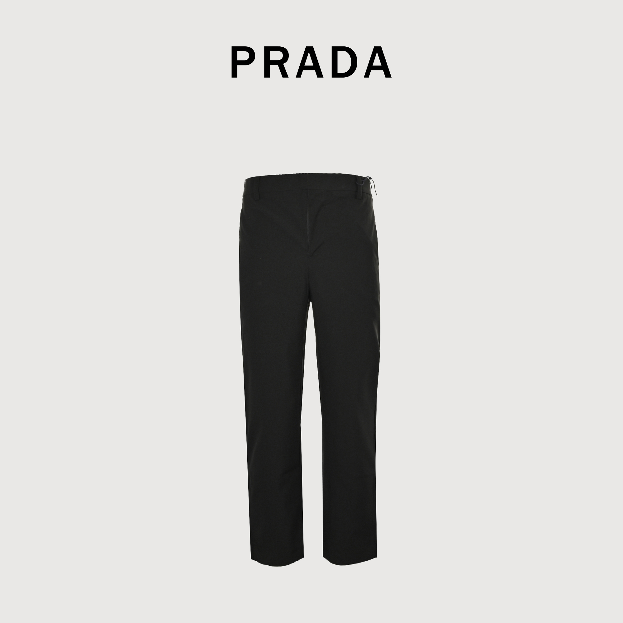 Prada/普拉达 25ss 后袋三角标弹力西裤 定制涤尚抗皱西裤绸 柔软细腻 舒适贴肤 三角标采用红外线定位 位置更为准确 牢固结实 工整美观 模版机开袋 预设的模板来指导开袋的位置 形状和大小 精确性确保了开袋效果质量