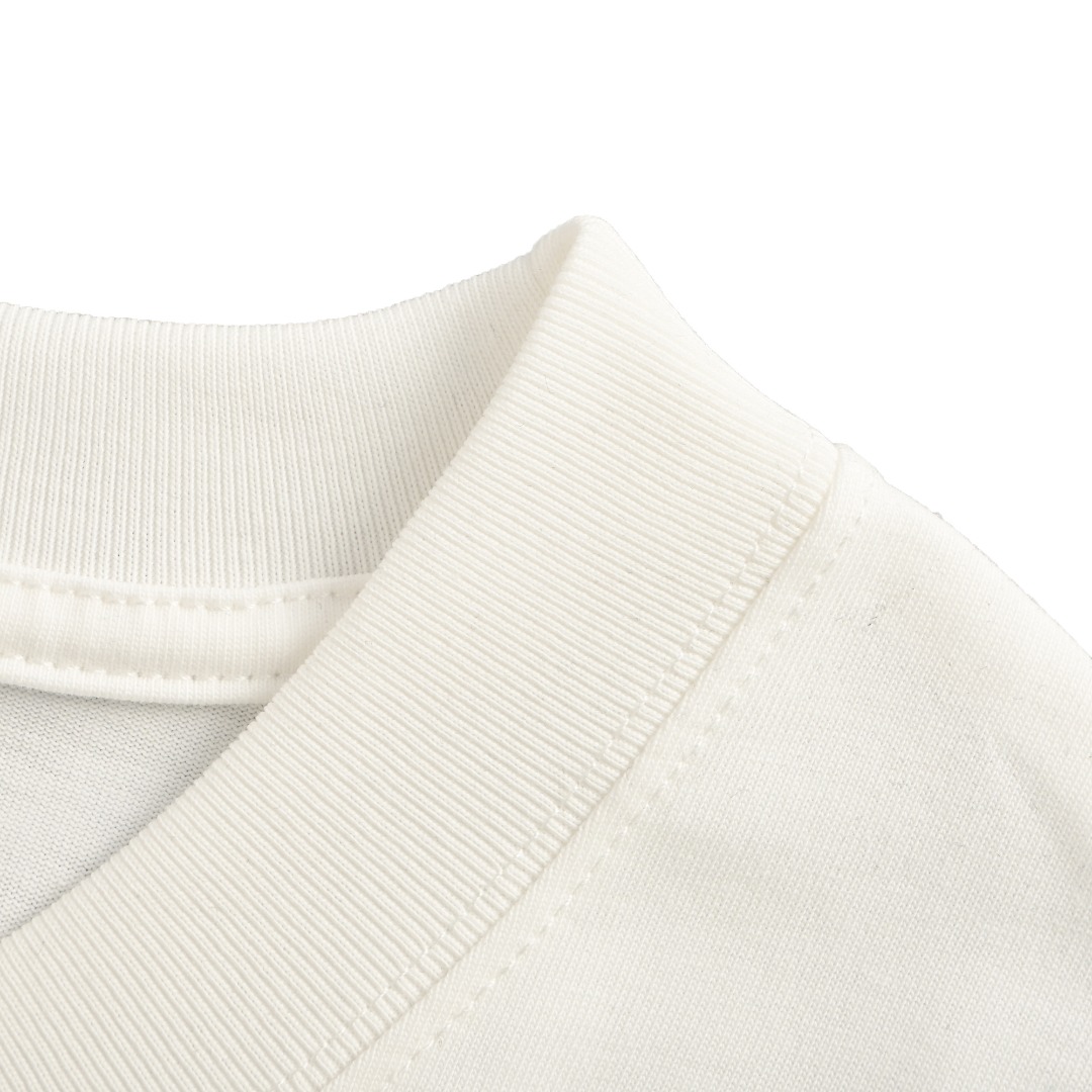 本地自取💰140
CHANEL/香奈儿 草写双C刺绣短袖T恤
甄选长绒棉纱,260g精纺高支重磅定织定染面料,
裁前高温洗水定型,成品再洗柔,穿着感受亲肤棉柔,垂感自然。
专柜同步,微落肩宽松版型,可盐可甜,男女皆宜,超百搭。
原标。
Size:XS-XL