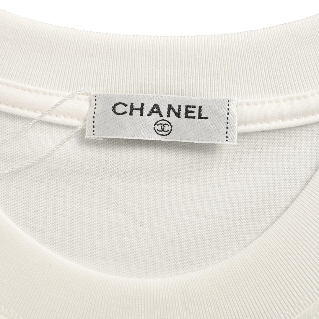 本地自取💰140
CHANEL/香奈儿 草写双C刺绣短袖T恤
甄选长绒棉纱,260g精纺高支重磅定织定染面料,
裁前高温洗水定型,成品再洗柔,穿着感受亲肤棉柔,垂感自然。
专柜同步,微落肩宽松版型,可盐可甜,男女皆宜,超百搭。
原标。
Size:XS-XL