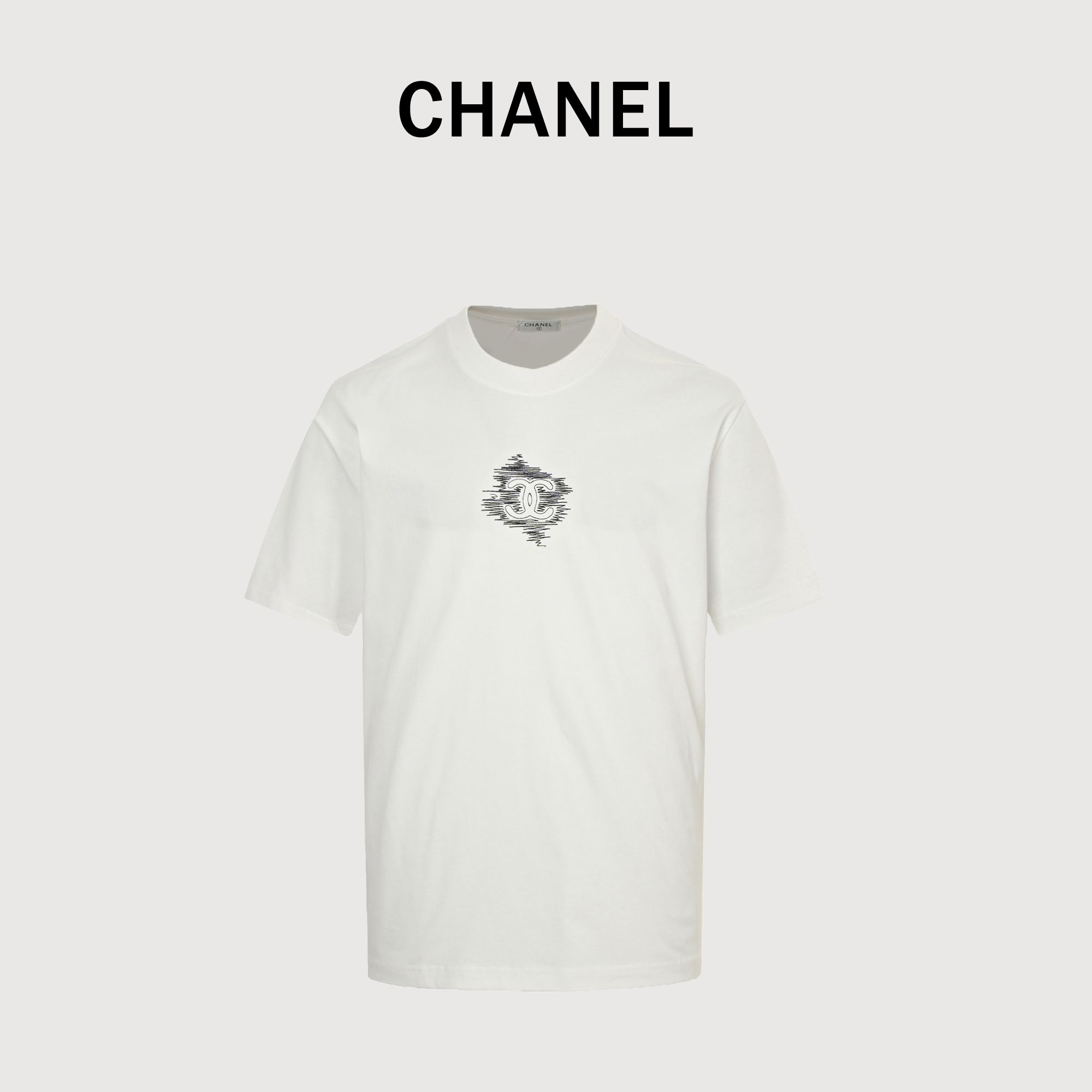 本地自取💰140
CHANEL/香奈儿 草写双C刺绣短袖T恤
甄选长绒棉纱,260g精纺高支重磅定织定染面料,
裁前高温洗水定型,成品再洗柔,穿着感受亲肤棉柔,垂感自然。
专柜同步,微落肩宽松版型,可盐可甜,男女皆宜,超百搭。
原标。
Size:XS-XL