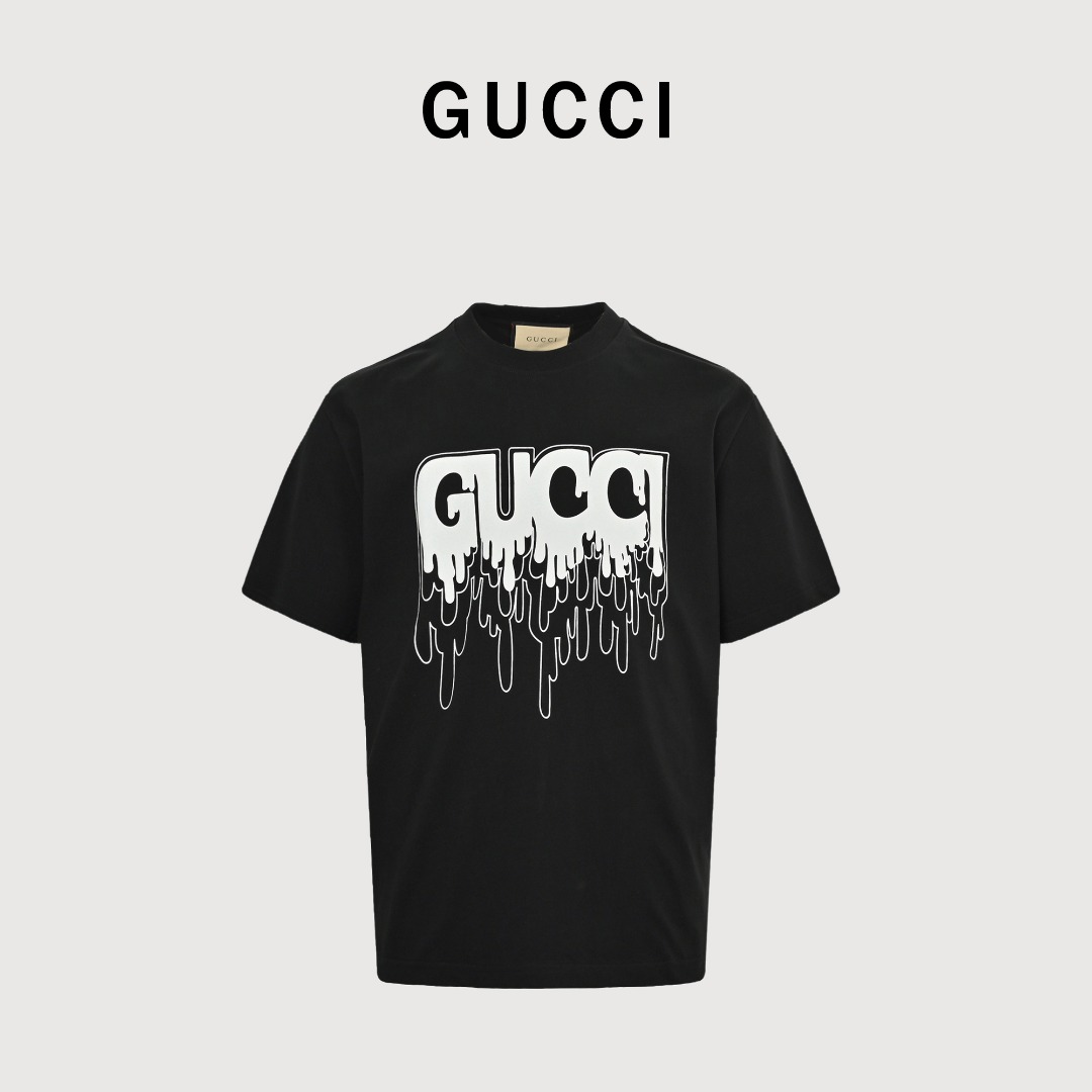 本地自取💰140
GUCCI/古驰GUC 流体涂鸦绒面印花短袖T恤
甄选长绒棉纱，260g精纺高支重磅定织定染面料，
裁前高温洗水定型，成品再洗柔，穿着感受亲肤棉柔，垂感自然。
专柜同步，微落肩宽松版型，可盐可甜，男女皆宜，超百搭。 
原标。 
Size：XS-XL