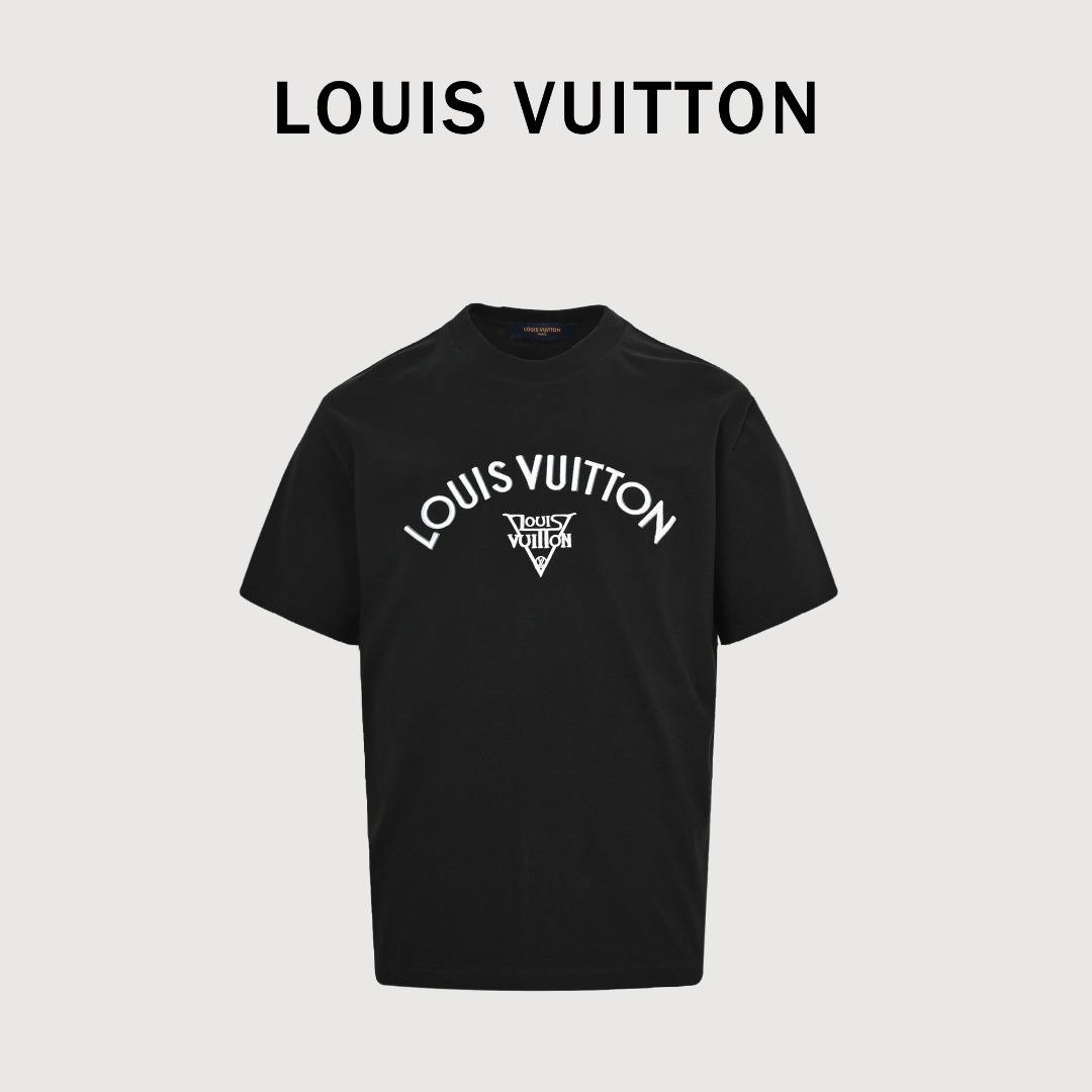 本地自取💰140
LOUIS VUITTON/路易威登LV 阴影刺绣短袖T恤
甄选长绒棉纱，260g精纺高支重磅定织定染面料，
裁前高温洗水定型，成品再洗柔，穿着感受亲肤棉柔，垂感自然。
专柜同步，微落肩宽松版型，可盐可甜，男女皆宜，超百搭。 
原标。 
Size：XS-XL