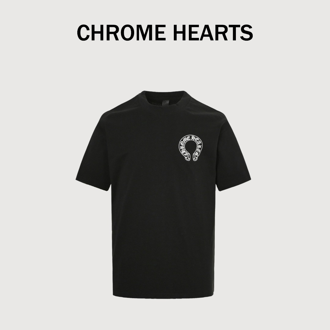 本地自取💰160
Chrome Hearts 克罗心 梵文字母印花短袖T恤
黑色皮袋包装 采用进口数码直喷  260g  26支定制定染双纱棉 版型大 宽松有型 区别低版本瘦长版型上身拉胯 正确高密主唛水洗吊牌 手工缝制 
尺码：XS-L