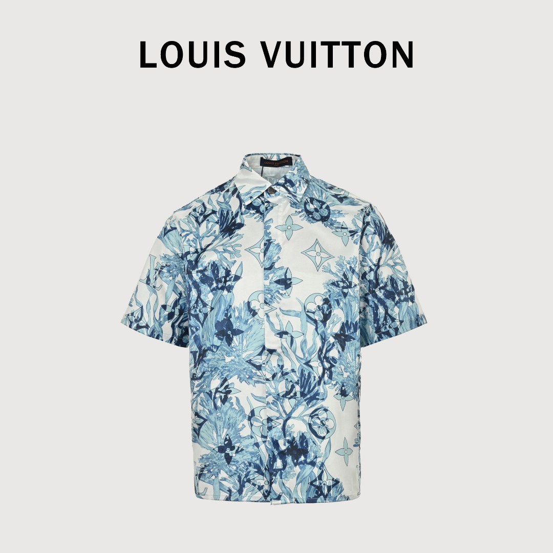 LouisVuitton/路易威登 珊瑚海藻短衬 采用真丝面料,亲肤的同时衣服更也更显质感.这款清新的短袖衬衫采用本系列的Monogram Aquagarden 图案,其珊瑚和海藻叶以及水蓝色调与刺绣亮片相得益彰.这款休闲单品采用轻质真丝面料制成,廓形活泼,开领采用对比鲜明的白色.它是一款图形化的度假衣橱单品,可轻松搭配永不过时的夏日单品.清新的游泳短裤采用水蓝色调的 Monogram Aquagarden 图形图案,随时准备投入海洋.印花在技术尼龙上的通体标志将珊瑚和海藻叶与微妙的Monogram元素融为一体.从水里出来,这件衣服可以完成夏日假期的造型.