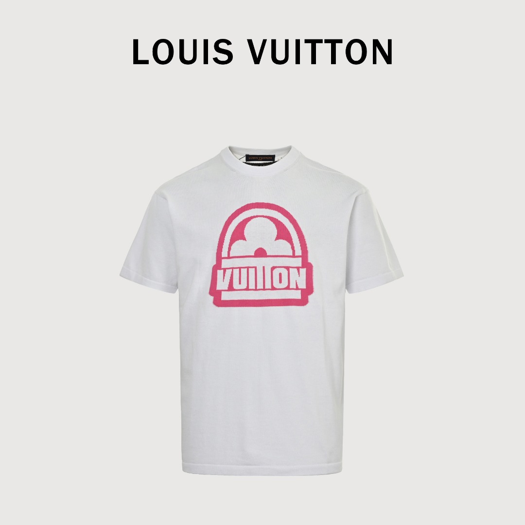 Louis Vuitton/路易威登 2025ss新款 樱花粉色四叶草提花针织短袖 越是简约的款式越考验工艺水平,YB开发对色定染毛料、挂毛提花、柔软洗水工艺!采用14s细针织片;由进口挂毛提花机器制作~ 原版对纱线定染多巴胺粉色,提花纱线本身的着色度和皂洗色牢度有着很高的要求,主纱与辅纱均经过巴素兰处理不串色、耐穿洗. 圆领螺纹领口,紧致有型不会因为过多水洗而变形, 纱线的毛鳞片经过工艺处理后,舒适度大大提升;纱线断裂深度随张力的增大而减少,即不易拉长而变型. vuitton花卉标识点缀胸前,提高了品牌识别!面料运用极细织织片工艺,经特殊洗水后,亲肤触感整体柔软细腻光滑,挺括有型!拉伸不易变形.光泽度好,极具透气性 经典宽松的版型,每个人的衣柜里都应该一件针织的白色T恤,比普通纯棉更有挺括感,男女同款,情侣款更好搭~