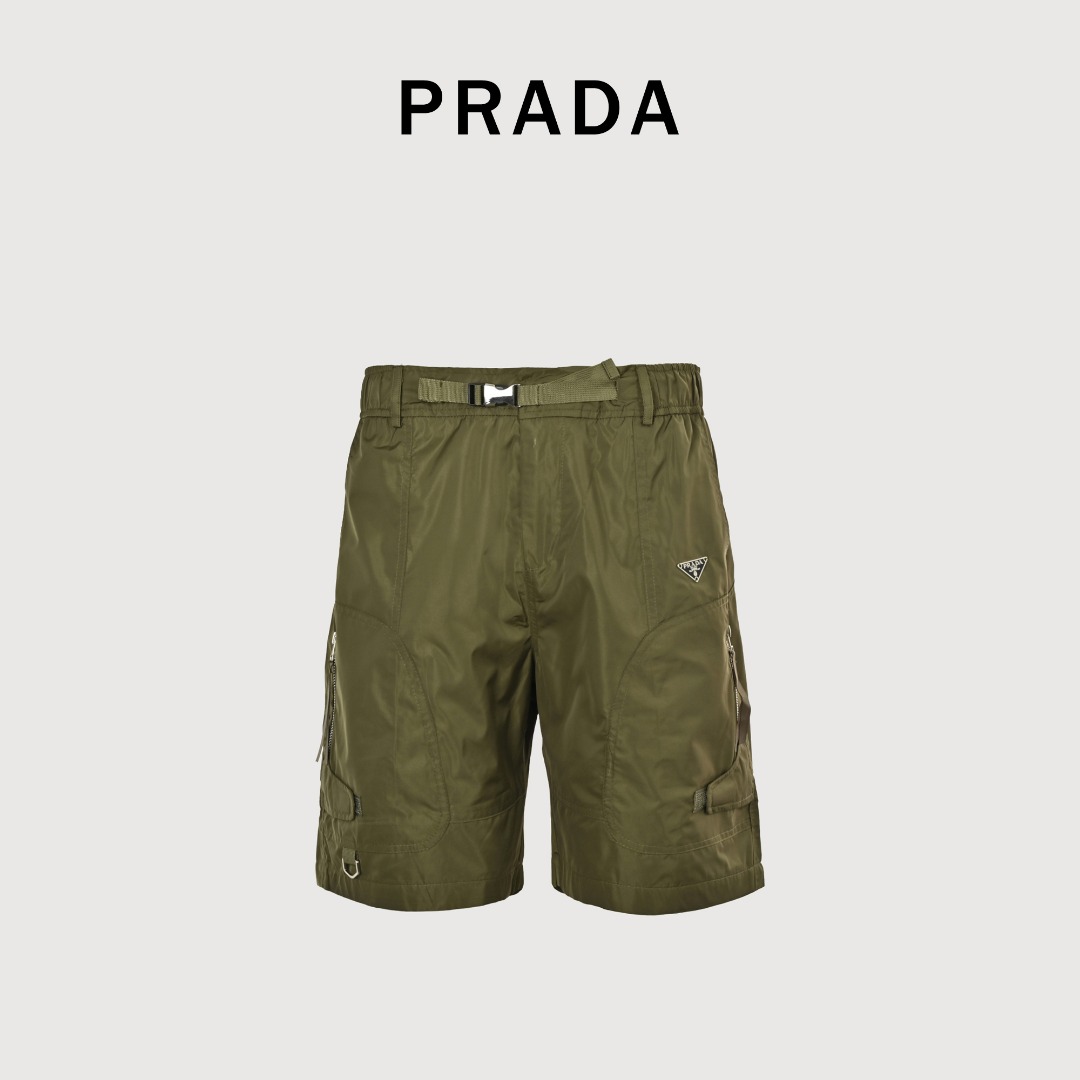 PRADA/普拉达 三角标拉链口袋短裤 定织定染高密平纹混纺面料 裤型融合工装风格又不失优雅 两侧搭配热切割织带 原版1:1定制 腰部硅胶3Dlogo牌 裤脚锌合金激光刻字四合扣 可调整裤型切换风格 内里全包边走线 细节完美 做工精致.