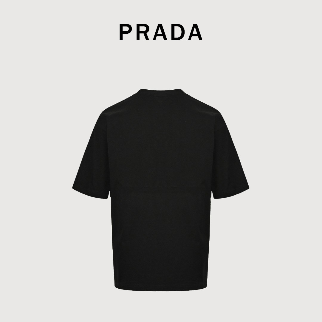本地自取💰150
Prada 25ss三角标前幅星空烫珠短袖  
os版型真的很迷人 普家也真的是绝绝子每一季新品版型都做到极致实穿度很高，随意搭都nice✔ - ⚠100%棉采用32支双纱 260克重面料 进口针织针梳棉进行制作，厚度适中，有垂感又有轮廓型，上身就是一个舒适！！对微胖身型包容性强，穿上瞬间瘦五斤！ 特订多颗奥地利烫钻，光线下具有天然水晶的bling bling亮闪效果，多切面反光点，制作成本极高，激光制模含电脑雕刻机和激光机 以颗粒为单位分毫不差，最后高温烫定型，烫好后还需反复在烫图上测试牢固度，在灯光照射下可呈现五彩斑斓般反光 领织带包边延伸到肩部加固，衔接处打倒针，下摆与袖口，均采用0.2mm针距双线冚车，高成本精心制作，放大镜做货的态度还原产品的品质和效果，全套定制辅料只为客户呈现每一个细节 衣身加入三角标元素处理，更大大增加了服装的趣味性；独特的视觉效果。特殊处理后形成了一种的独特效果 版型添加了不规则下摆 今年克罗心主打版型近两年oversize版型成了潮流的专注也一直是近两年火爆主打设计师的变更让此品牌一炮而红时代的进步时装也需要新鲜的元素和新潮设计的血液冲击，才能把辉煌延续下去！内搭外穿都巨时髦，高街出行必备！绝对的“吸睛款”可搭配情侣💏 颜色:黑 白色 尺码:S M L XL