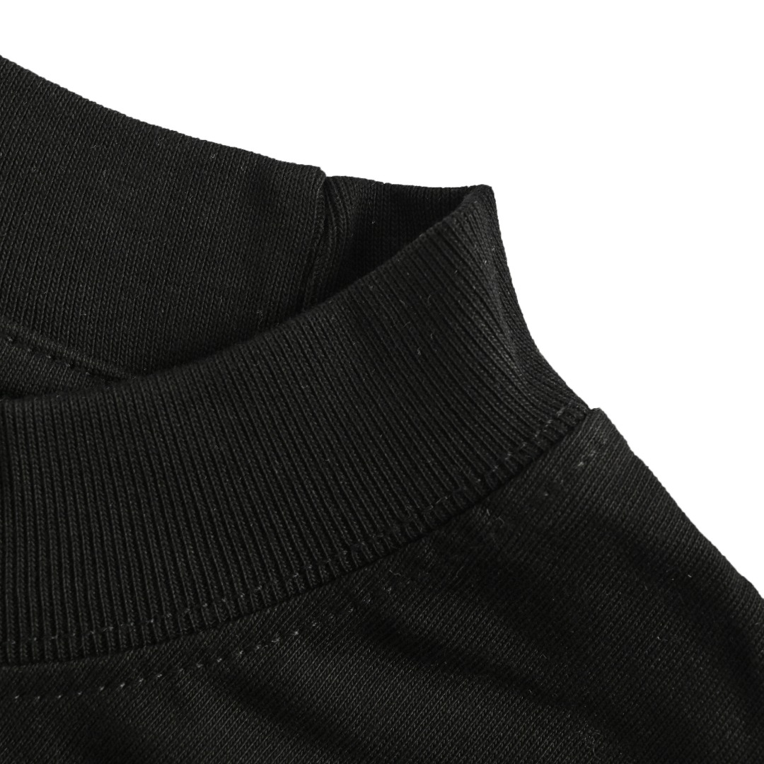 本地自取💰150
Prada 25ss三角标前幅星空烫珠短袖  
os版型真的很迷人 普家也真的是绝绝子每一季新品版型都做到极致实穿度很高，随意搭都nice✔ - ⚠100%棉采用32支双纱 260克重面料 进口针织针梳棉进行制作，厚度适中，有垂感又有轮廓型，上身就是一个舒适！！对微胖身型包容性强，穿上瞬间瘦五斤！ 特订多颗奥地利烫钻，光线下具有天然水晶的bling bling亮闪效果，多切面反光点，制作成本极高，激光制模含电脑雕刻机和激光机 以颗粒为单位分毫不差，最后高温烫定型，烫好后还需反复在烫图上测试牢固度，在灯光照射下可呈现五彩斑斓般反光 领织带包边延伸到肩部加固，衔接处打倒针，下摆与袖口，均采用0.2mm针距双线冚车，高成本精心制作，放大镜做货的态度还原产品的品质和效果，全套定制辅料只为客户呈现每一个细节 衣身加入三角标元素处理，更大大增加了服装的趣味性；独特的视觉效果。特殊处理后形成了一种的独特效果 版型添加了不规则下摆 今年克罗心主打版型近两年oversize版型成了潮流的专注也一直是近两年火爆主打设计师的变更让此品牌一炮而红时代的进步时装也需要新鲜的元素和新潮设计的血液冲击，才能把辉煌延续下去！内搭外穿都巨时髦，高街出行必备！绝对的“吸睛款”可搭配情侣💏 颜色:黑 白色 尺码:S M L XL