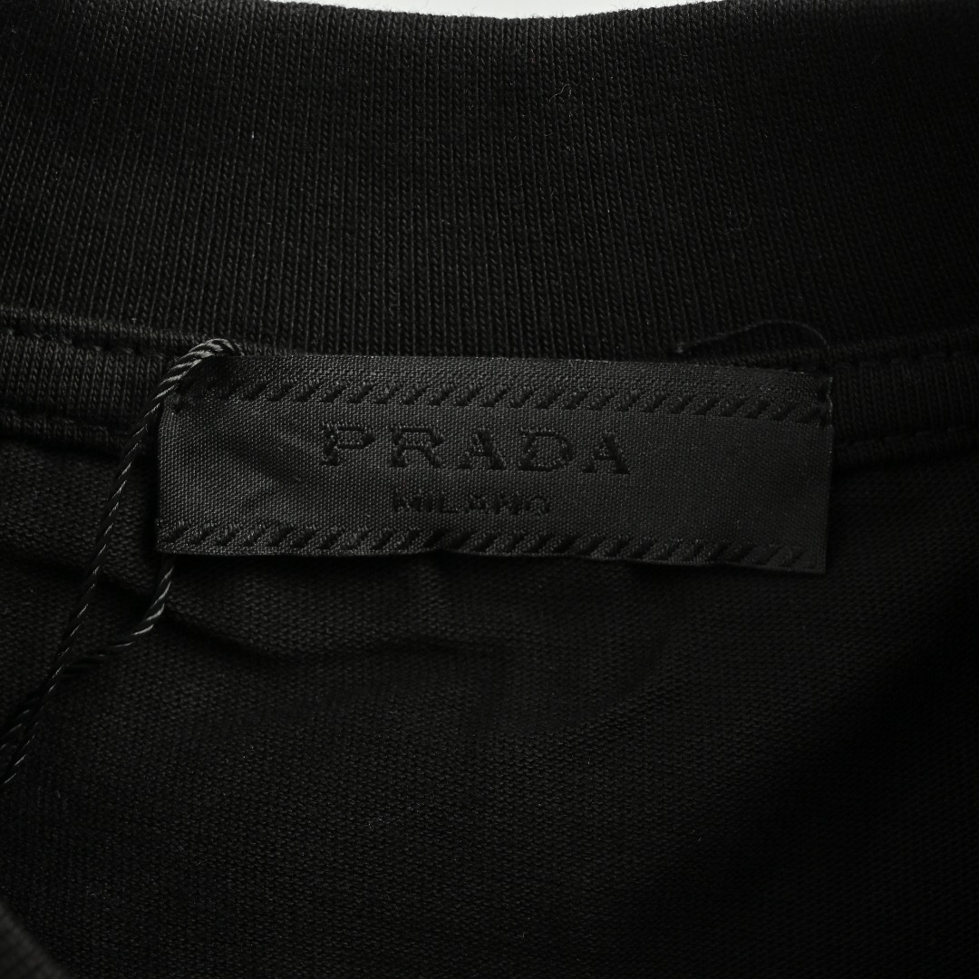 本地自取💰150
Prada 25ss三角标前幅星空烫珠短袖  
os版型真的很迷人 普家也真的是绝绝子每一季新品版型都做到极致实穿度很高，随意搭都nice✔ - ⚠100%棉采用32支双纱 260克重面料 进口针织针梳棉进行制作，厚度适中，有垂感又有轮廓型，上身就是一个舒适！！对微胖身型包容性强，穿上瞬间瘦五斤！ 特订多颗奥地利烫钻，光线下具有天然水晶的bling bling亮闪效果，多切面反光点，制作成本极高，激光制模含电脑雕刻机和激光机 以颗粒为单位分毫不差，最后高温烫定型，烫好后还需反复在烫图上测试牢固度，在灯光照射下可呈现五彩斑斓般反光 领织带包边延伸到肩部加固，衔接处打倒针，下摆与袖口，均采用0.2mm针距双线冚车，高成本精心制作，放大镜做货的态度还原产品的品质和效果，全套定制辅料只为客户呈现每一个细节 衣身加入三角标元素处理，更大大增加了服装的趣味性；独特的视觉效果。特殊处理后形成了一种的独特效果 版型添加了不规则下摆 今年克罗心主打版型近两年oversize版型成了潮流的专注也一直是近两年火爆主打设计师的变更让此品牌一炮而红时代的进步时装也需要新鲜的元素和新潮设计的血液冲击，才能把辉煌延续下去！内搭外穿都巨时髦，高街出行必备！绝对的“吸睛款”可搭配情侣💏 颜色:黑 白色 尺码:S M L XL