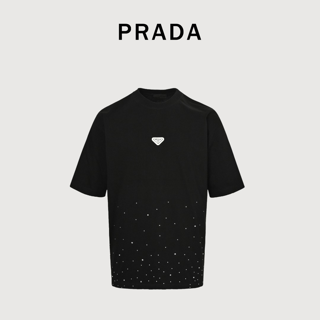 本地自取💰150
Prada 25ss三角标前幅星空烫珠短袖  
os版型真的很迷人 普家也真的是绝绝子每一季新品版型都做到极致实穿度很高，随意搭都nice✔ - ⚠100%棉采用32支双纱 260克重面料 进口针织针梳棉进行制作，厚度适中，有垂感又有轮廓型，上身就是一个舒适！！对微胖身型包容性强，穿上瞬间瘦五斤！ 特订多颗奥地利烫钻，光线下具有天然水晶的bling bling亮闪效果，多切面反光点，制作成本极高，激光制模含电脑雕刻机和激光机 以颗粒为单位分毫不差，最后高温烫定型，烫好后还需反复在烫图上测试牢固度，在灯光照射下可呈现五彩斑斓般反光 领织带包边延伸到肩部加固，衔接处打倒针，下摆与袖口，均采用0.2mm针距双线冚车，高成本精心制作，放大镜做货的态度还原产品的品质和效果，全套定制辅料只为客户呈现每一个细节 衣身加入三角标元素处理，更大大增加了服装的趣味性；独特的视觉效果。特殊处理后形成了一种的独特效果 版型添加了不规则下摆 今年克罗心主打版型近两年oversize版型成了潮流的专注也一直是近两年火爆主打设计师的变更让此品牌一炮而红时代的进步时装也需要新鲜的元素和新潮设计的血液冲击，才能把辉煌延续下去！内搭外穿都巨时髦，高街出行必备！绝对的“吸睛款”可搭配情侣💏 颜色:黑 白色 尺码:S M L XL