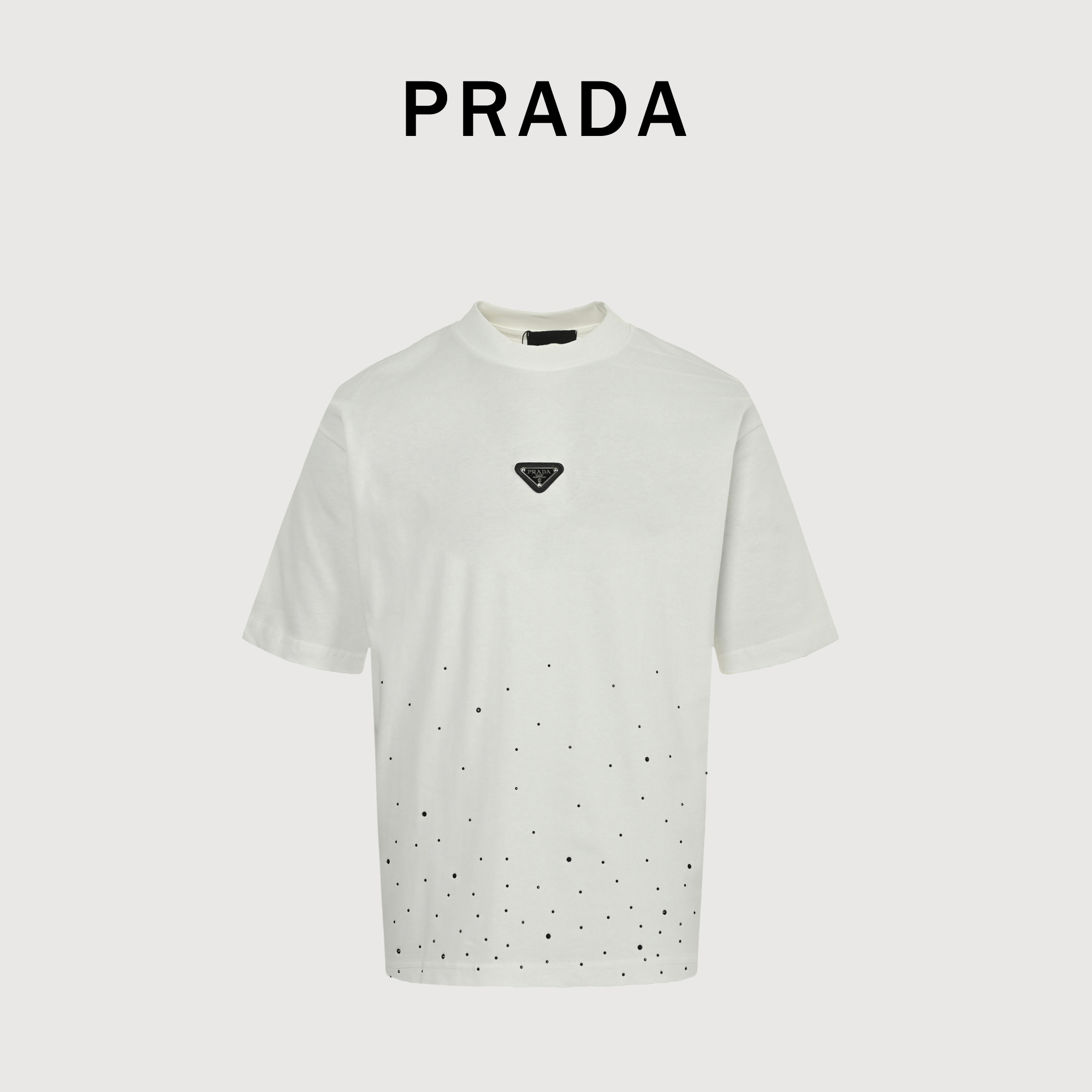 Prada 25ss三角标前幅星空烫珠短袖 os版型真的很迷人 普家也真的是绝绝子每一季新品版型都做到极致实穿度很高,随意搭都nice✔ - ⚠100%棉采用32支双纱 260克重面料 进口针织针梳棉进行制作,厚度适中,有垂感又有轮廓型,上身就是一个舒适 对微胖身型包容性强,穿上瞬间瘦五斤! 特订多颗奥地利烫钻,光线下具有天然水晶的bling bling亮闪效果,多切面反光点,制作成本极高,激光制模含电脑雕刻机和激光机 以颗粒为单位分毫不差,最后高温烫定型,烫好后还需反复在烫图上测试牢固度,在灯光照射下可呈现五彩斑斓般反光 领织带包边延伸到肩部加固,衔接处打倒针,下摆与袖口,均采用0.2mm针距双线冚车,高成本精心制作,放大镜做货的态度还原产品的品质和效果,全套定制辅料只为客户呈现每一个细节 衣身加入三角标元素处理,更大大增加了服装的趣味性;独特的视觉效果.特殊处理后形成了一种的独特效果 版型添加了不规则下摆 今年克罗心主打版型近两年oversize版型成了潮流的专注也一直是近两年火爆主打设计师的变更让此品牌一炮而红时代的进步时装也需要新鲜的元素和新潮设计的血液冲击,才能把辉煌延续下去!内搭外穿都巨时髦,高街出行必备!绝对的“吸睛款”可搭配情侣💏 颜色:黑 白色