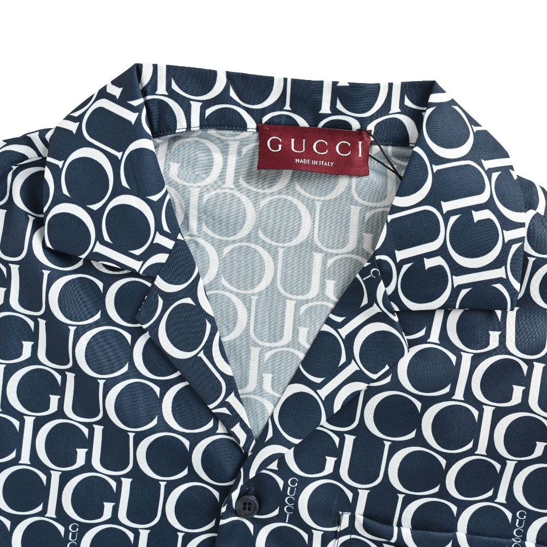 本地自取 💰220 Gucci/古驰 24ss 满印弹幕印花短袖衬衫 采用100%聚酯纤维面料制作，👕夏日必备一件！无惧年龄限制！穿上秒变高富帅的神衣！夏天！荷尔蒙四溢的时节！这个季节几乎成了人手一件的必备款!若是穿对了!凸显身材!性感帅气!举手投足都魅力十足！ 夏日沙滩必备。 Size:S-XL