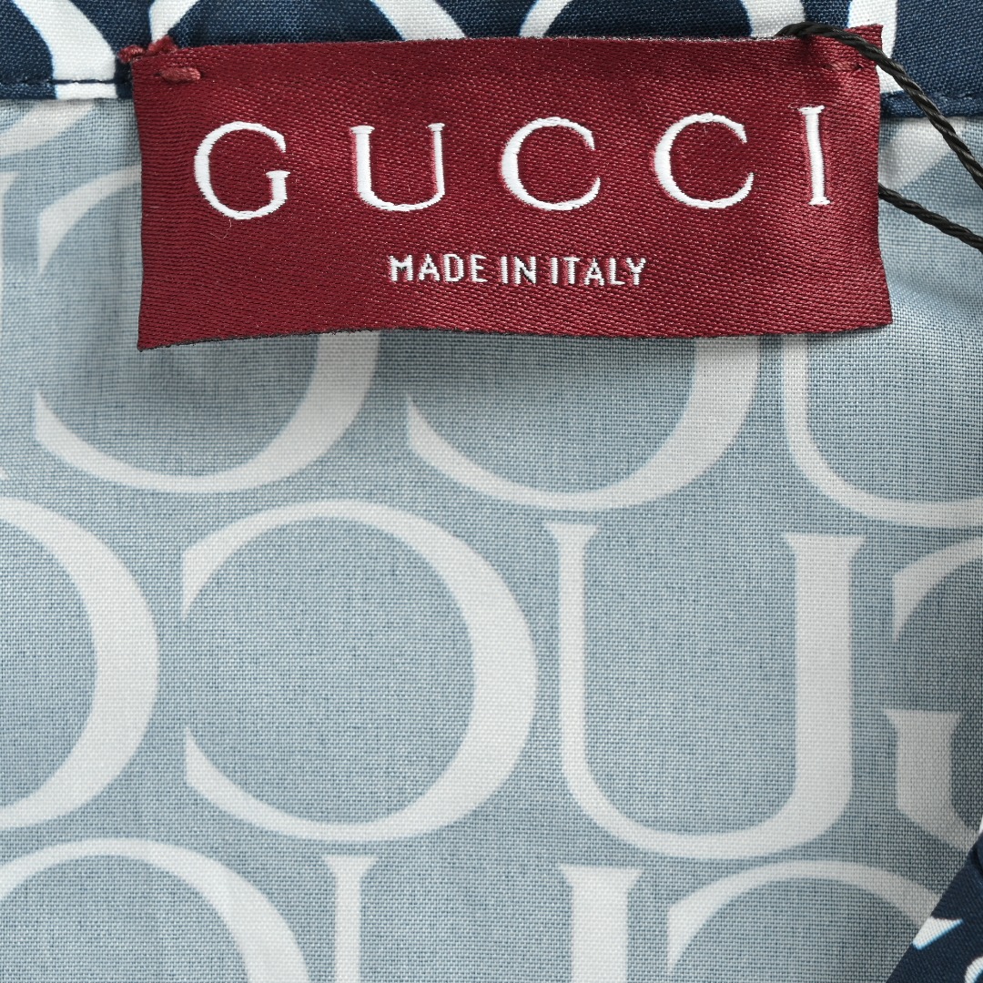 本地自取 💰220 Gucci/古驰 24ss 满印弹幕印花短袖衬衫 采用100%聚酯纤维面料制作，👕夏日必备一件！无惧年龄限制！穿上秒变高富帅的神衣！夏天！荷尔蒙四溢的时节！这个季节几乎成了人手一件的必备款!若是穿对了!凸显身材!性感帅气!举手投足都魅力十足！ 夏日沙滩必备。 Size:S-XL