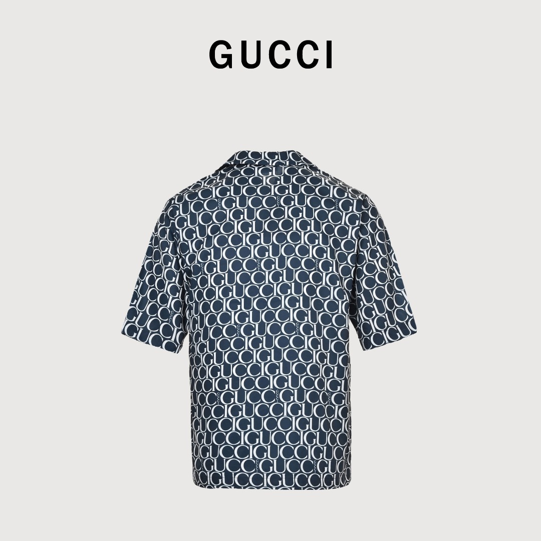 本地自取 💰220 Gucci/古驰 24ss 满印弹幕印花短袖衬衫 采用100%聚酯纤维面料制作，👕夏日必备一件！无惧年龄限制！穿上秒变高富帅的神衣！夏天！荷尔蒙四溢的时节！这个季节几乎成了人手一件的必备款!若是穿对了!凸显身材!性感帅气!举手投足都魅力十足！ 夏日沙滩必备。 Size:S-XL