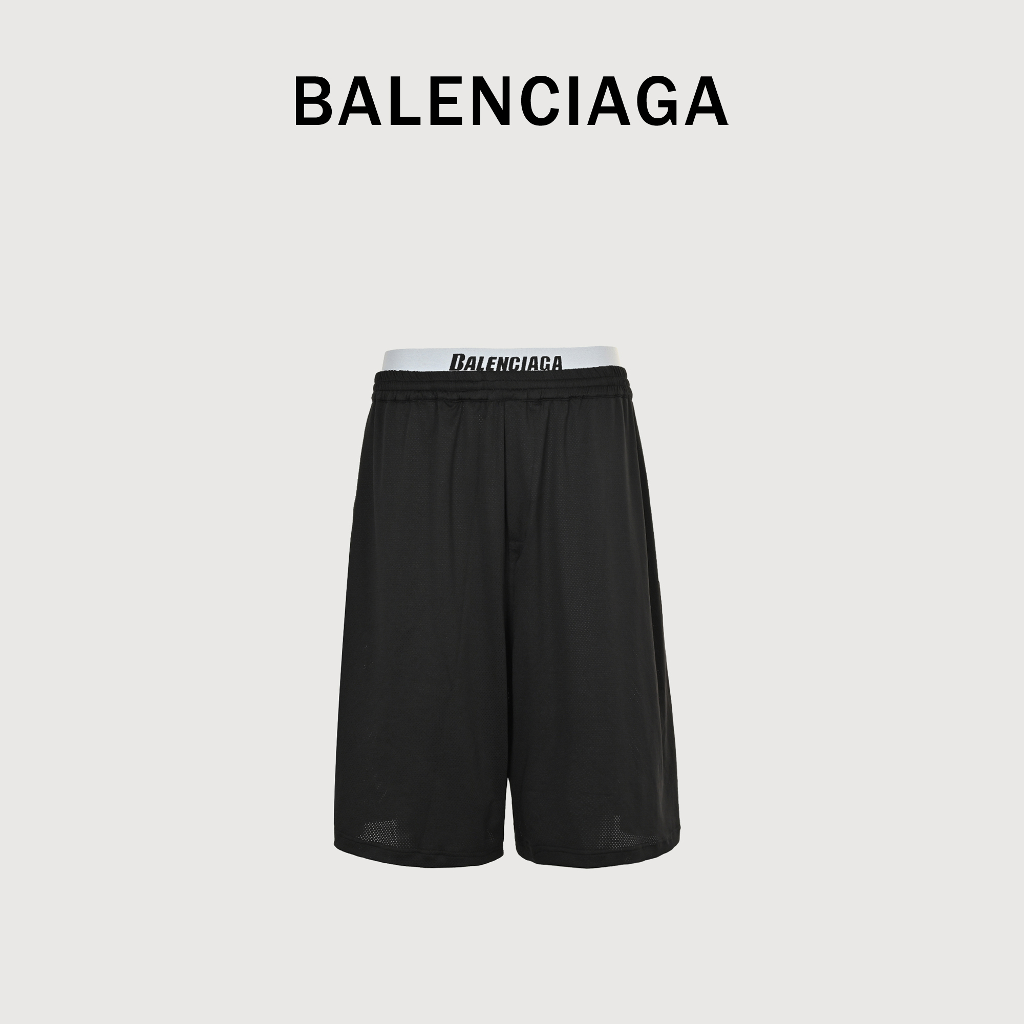 Balenciaga/巴黎世家 25ss 双腰网眼短裤 采用高密度聚酯纤维混纺网眼布,经过特殊编织工艺,确保透气性与结构稳定性,网孔大小经过精密计算,平衡了透风性和视觉隐私度,避免过度暴露.面料经过抗紫外线及防勾丝处理,提升耐用性,同时保持轻盈质感,腰头内置弹性提花织带,结合提花工艺织出品牌Logo或标志性纹理,确保高弹力且不易变形.织带边缘采用激光切割技术,避免毛边,提升贴合度和舒适性.腰头内层加衬透气吸汗材质,增强运动实用性,后置口袋拉链,采用隐藏式立体剪裁,贴合臀部曲线,确保储物时不影响廓形.拉链轨道使用防刮衬布,避免摩擦皮肤,同时增强开合顺滑度,看似简单的运动短裤,其实在面料、织带、口袋和五金上全用了高端定制工艺,属于低调但技术含量很高的奢侈单品