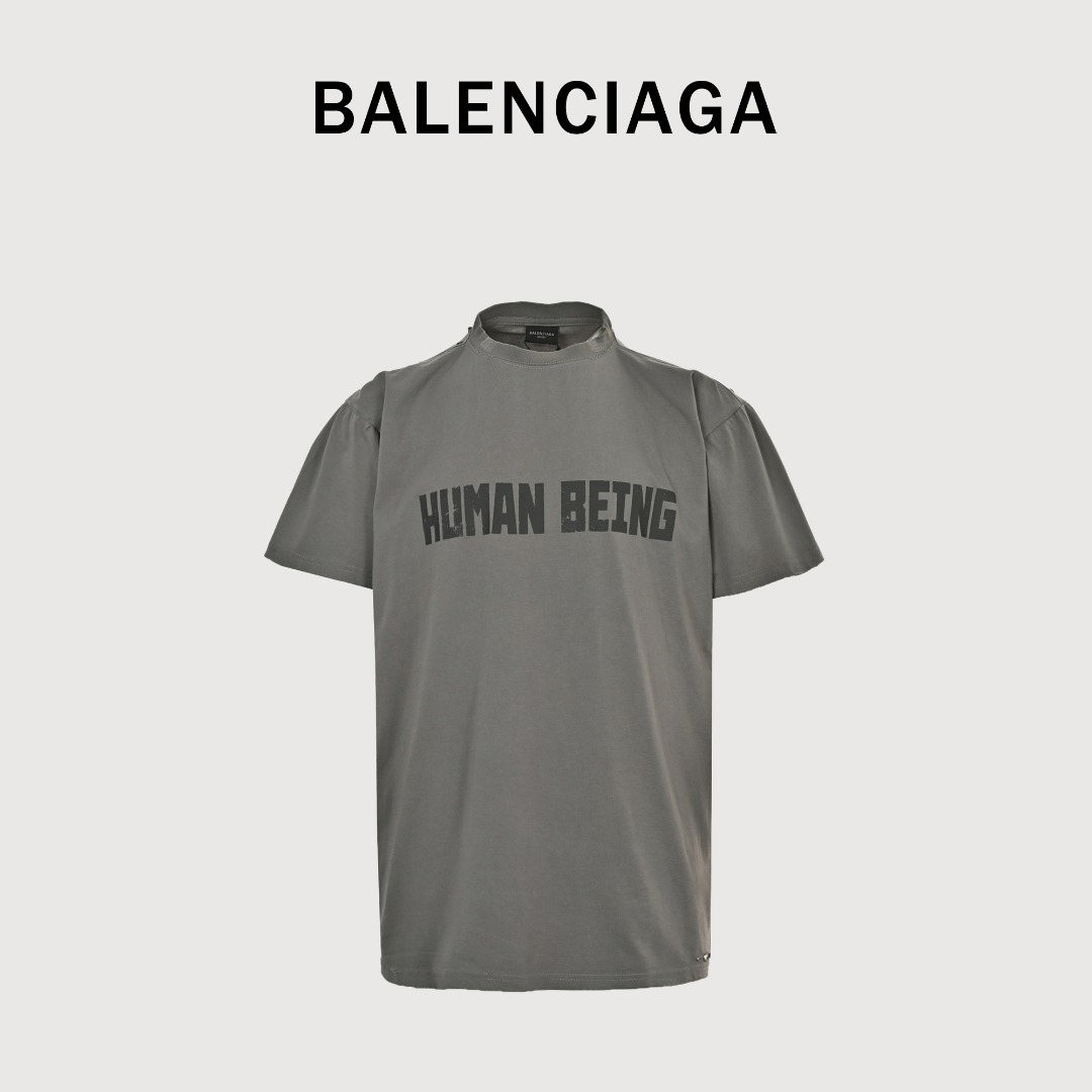 本地自取💰150 Balenciaga/巴黎世家 25ss Human Being人类印花短袖 采用定制化染色工艺,将基础灰色与咖色调进行精准配比,通过多次试样确保色调的独特性与层次感,呈现低饱和度中性灰调,兼具复古与未来感。 非普通灰色,而是专门调制的”灰里带点咖啡“的独家颜色,看起来高级又特别,使用高密度胶浆印刷技术,通过特定固化温度与时间控制,形成自然龟裂纹理,裂纹深度与分布经人工质检调整,确保每件印花图案的破坏效果一致且富有艺术感,采用酶洗+石洗复合工艺,配合激光预切割定位破洞,通过控制水洗时间与机械强度,使破洞边缘呈现自然磨损毛边,同时保持面料整体牢度,在缝制阶段采用高温压褶定型技术,结合特殊车线张力调节,使衣身形成不规则立体皱褶,每处缩折需单独计算收缩率以确保成衣版型。表面故意做的褶皱效果,是用高温压出来的固定褶皱,让普通短袖变得立体有设计感 Size:1 2 3