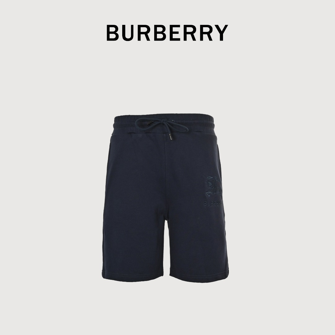 巴宝莉/Burberry刺绣战马后袋便签短裤 又是一款这个夏天不得不收的burberry爆款!太好看啦马上入手不要犹预、巴宝莉短裤里面最爆的单品!干爽透气.耐穿完美 不可多得一款经典短裤,喜欢的千万不要错过 颜色:黑色、卡其、藏青