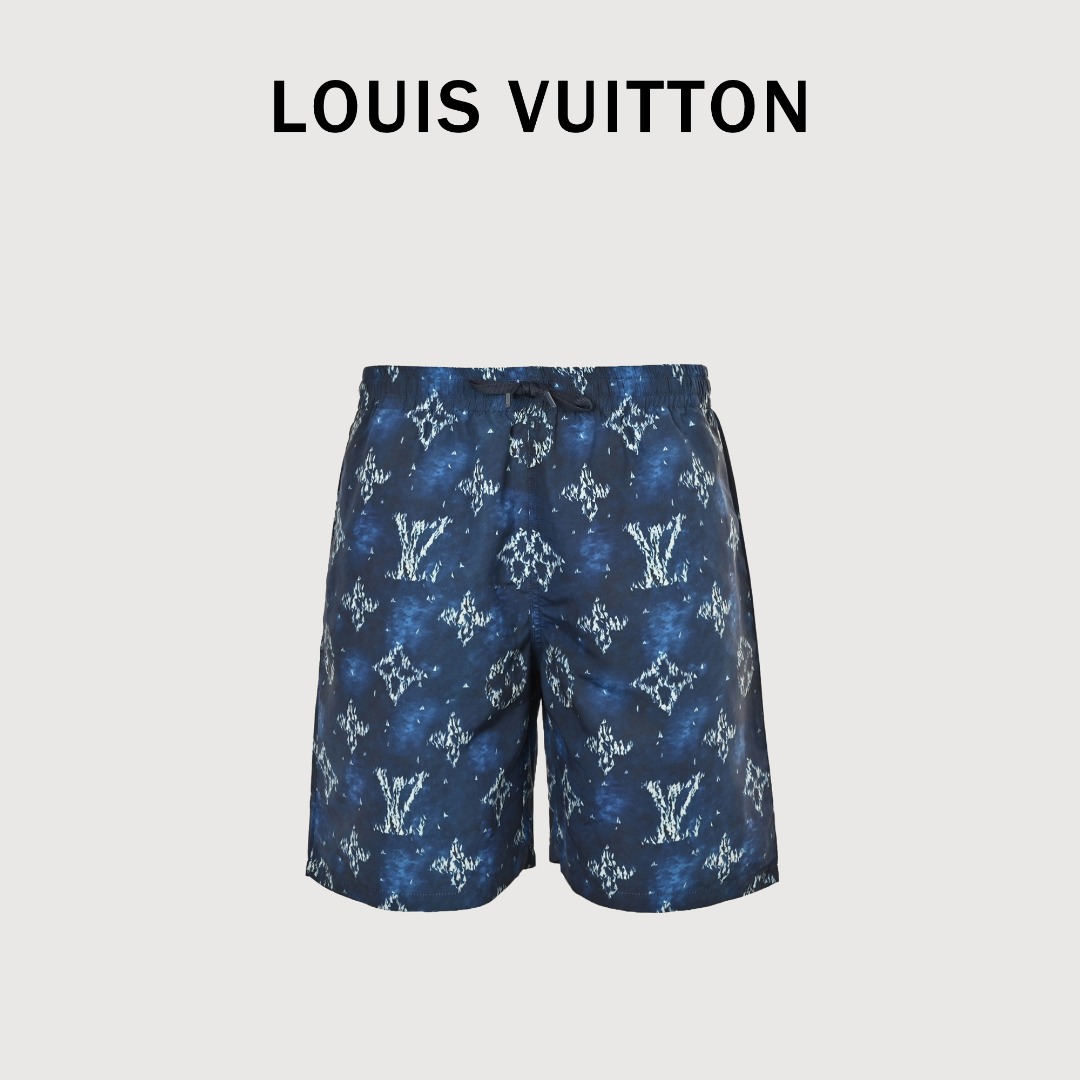 Louis Vuitton 路易威登 星空纹理图案套装短裤 这款设计真的太绝了!波涛翻涌的纹理之上,航行的小船巧妙汇聚成全幅 Monogram 图案,每一个细节都透露出精致与奢华✨. 我试了下搭配同款单品,哇塞,效果简直不要太好!轻松打造瞩目池畔造型,让你成为全场焦点 而且,这款图案的配色也是超级夏天,清新又不失高级感,简直是夏日穿搭的必备神器🌞! LV的品质,大家都是有目共睹的,这款新品更是将品质与设计完美融合,让人爱不释手💖. 姐妹们,这款LV新款船帆图案!让我们一起成为夏日的时尚icon💃! 003