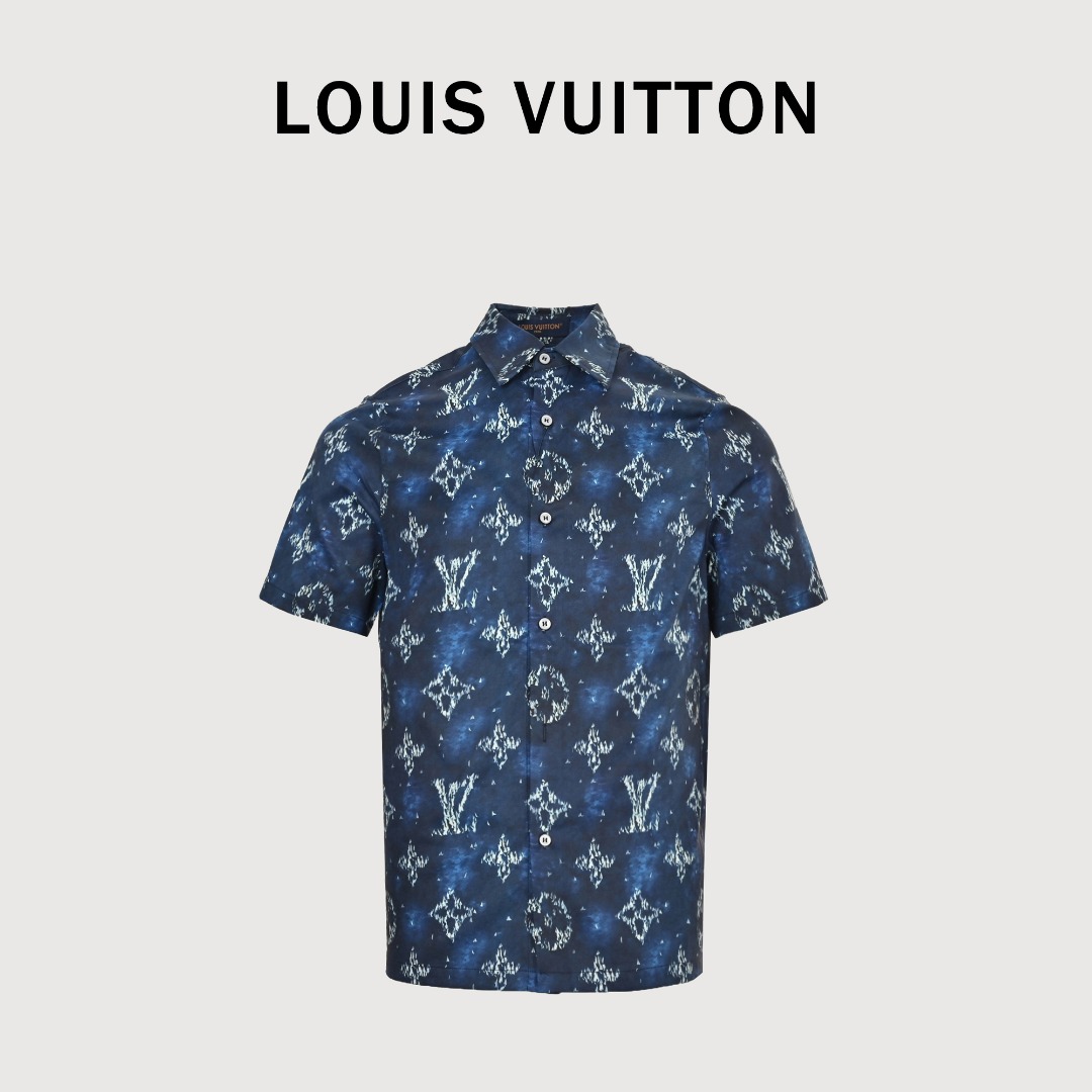 Louis Vuitton 路易威登 星空纹理图案套装短袖衬衫 这款设计真的太绝了!波涛翻涌的纹理之上,航行的小船巧妙汇聚成全幅 Monogram 图案,每一个细节都透露出精致与奢华✨. 我试了下搭配同款单品,哇塞,效果简直不要太好!轻松打造瞩目池畔造型,让你成为全场焦点 而且,这款图案的配色也是超级夏天,清新又不失高级感,简直是夏日穿搭的必备神器🌞! LV的品质,大家都是有目共睹的,这款新品更是将品质与设计完美融合,让人爱不释手💖. 姐妹们,这款LV新款船帆图案!让我们一起成为夏日的时尚icon💃! 003