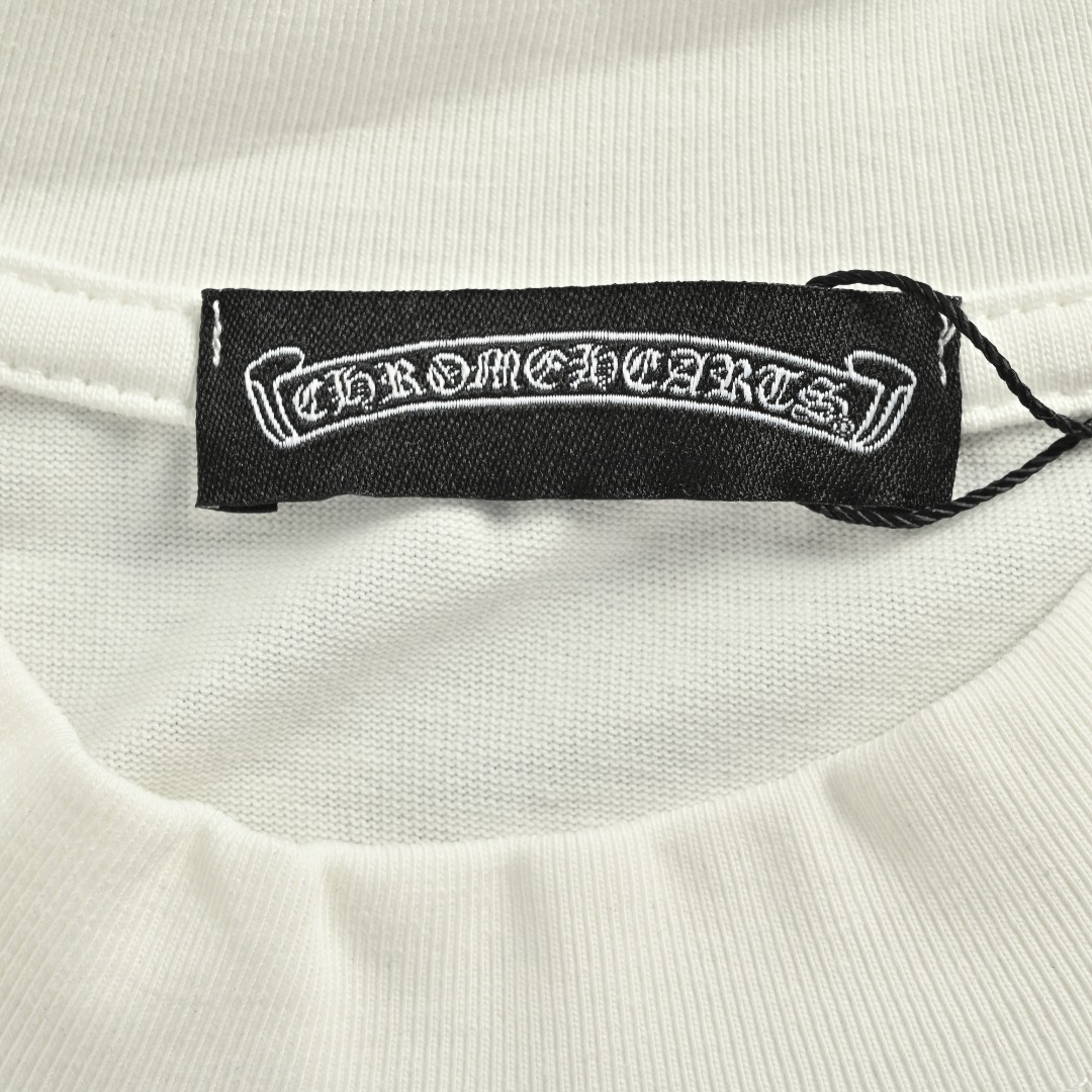 本地自取💰150 Chrome Hearts 克罗心 25ss黑彩九宫格印花短袖T恤 轻奢主义男女日常通勤穿搭必备单品正确版本欢迎对比详细特征 ·280克100%纯棉双纱汗布面料 ·同缸定染特种加粗32支双股1x1螺纹 ·双针车线跨缝工艺 ·原版主唛水洗吊牌 颜色：黑色 白色 尺码：XS-L