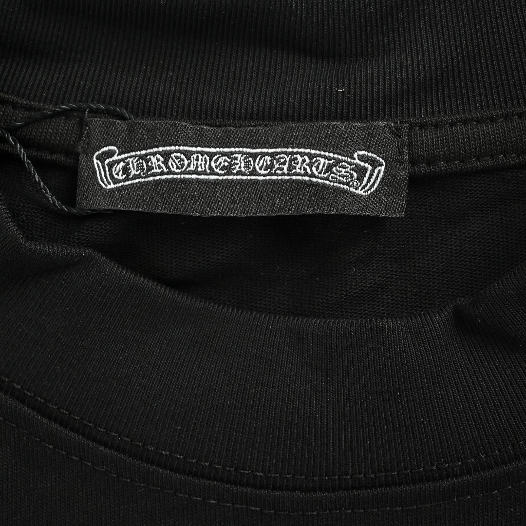 本地自取💰150
Chrome Hearts 克罗心 25ss黑彩九宫格印花短袖T恤

轻奢主义男女日常通勤穿搭必备单品正确版本欢迎对比详细特征
·280克100%纯棉双纱汗布面料
·同缸定染特种加粗32支双股1x1螺纹
·双针车线跨缝工艺
·原版主唛水洗吊牌
颜色：黑色 白色
尺码：XS-L