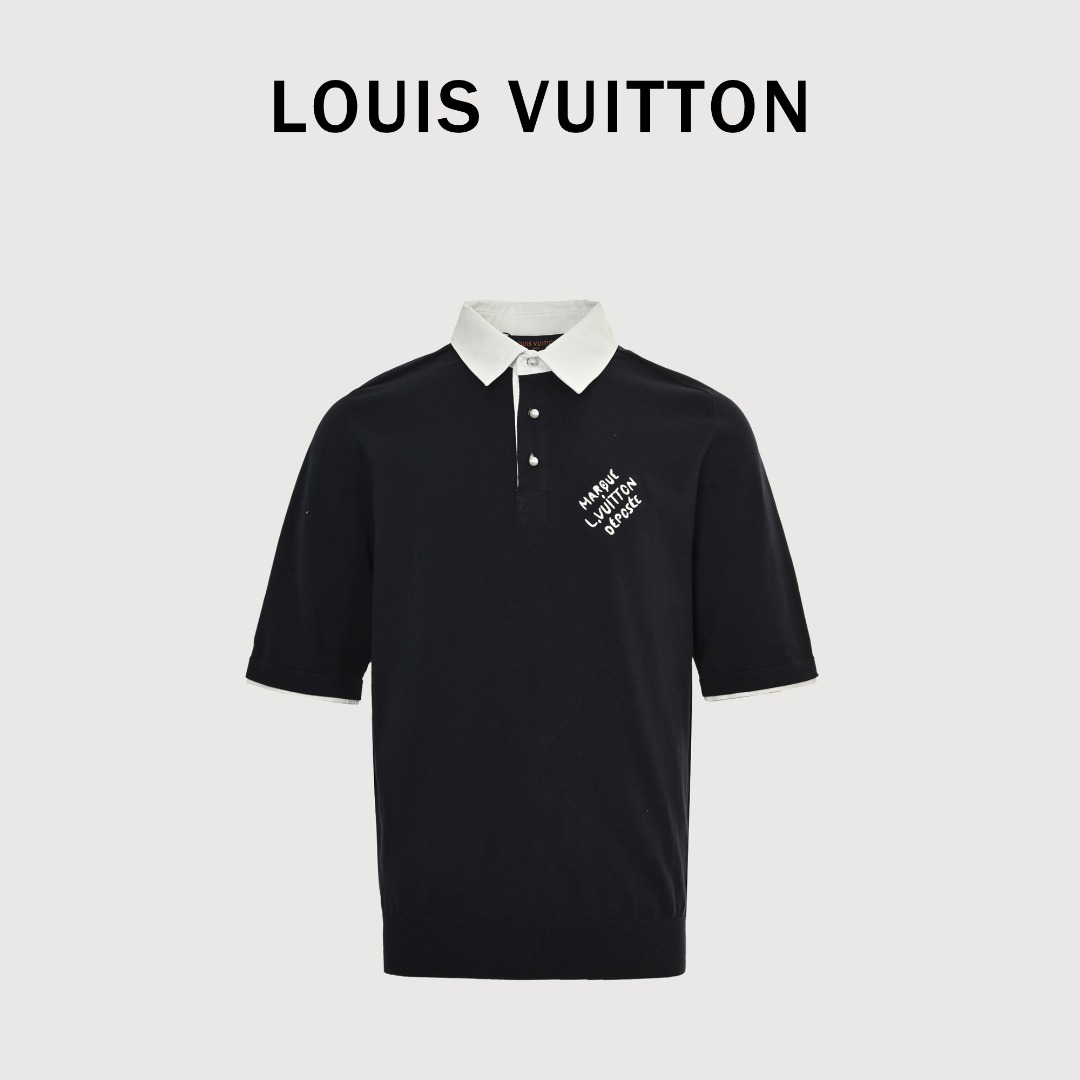 Louis Vuitton/路易威登 2025ss新款珍珠扣马球衫 ⚠️原,650购买;细针棉质针织、标准版型、左侧胸前 Marque L.Uuitton deposee 刺绣、珠光纽扣、顶端纽扣点缀LU标识、府绸衬衫领、饰边连肩袖 #进口细支纱毛料织片 采用12s细针赛络纺技术制作织片,使用细支纱作为材质;所用进口材质由德国进口提花织机进行织片. 该技术使得纱线更加均匀、光滑,从而增加织物的舒适度和耐久性.由于采用了高质量的纱线和先进的纺纱技术,这种针织衫的质地非常细腻手感柔软舒适. #胸前 Marque L Uuitton deposee 刺绣 胸前简约字母图案点缀,字母尺寸间距效果一致.采用亚麻材质绣线结合加密处理,绣体具有微妙的哑光视觉质感;刺绣效果立体饱满.越小的刺绣越考究要求越高,刺绣线采用进口材质,比起普通绣线更加具有柔韧度和光泽度;线迹清晰流畅,立体质感效果. #马球衫版型结构 马球衫也常被称为Polo衫,其版型设计具有一些独特的特点.毛织马球衫保留了马球衫的经典元素,如简洁的线条、合身的剪裁和标志性的领口设计. 领子采用斜纹梭织面料翻领设计,既舒适又耐用,同时也能够凸显出穿着者的颈部线条.毛织马球衫的袖子假两件偏短设计,能展示出穿着者的手腕线条,又能增添一份干练和利落感.
