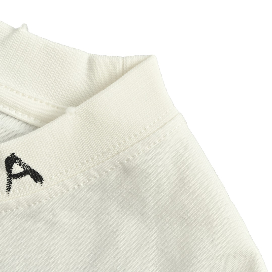 本地自取💰140 Prada/普拉达 手绘字母水洗圆领短袖 定制高克重 针织棉面料精心制作,手感特别的扎实,质感拉满,松软细腻上身舒适,优越的吸湿排汗性能,不闷热!胸前草写logo十分显目,渐变水洗破坏,辨识度超高!宽松OS版型裁剪,符合当下的潮流审美,大大地一件包容性强,随意上身就能轻松凹出造型! size:S-L