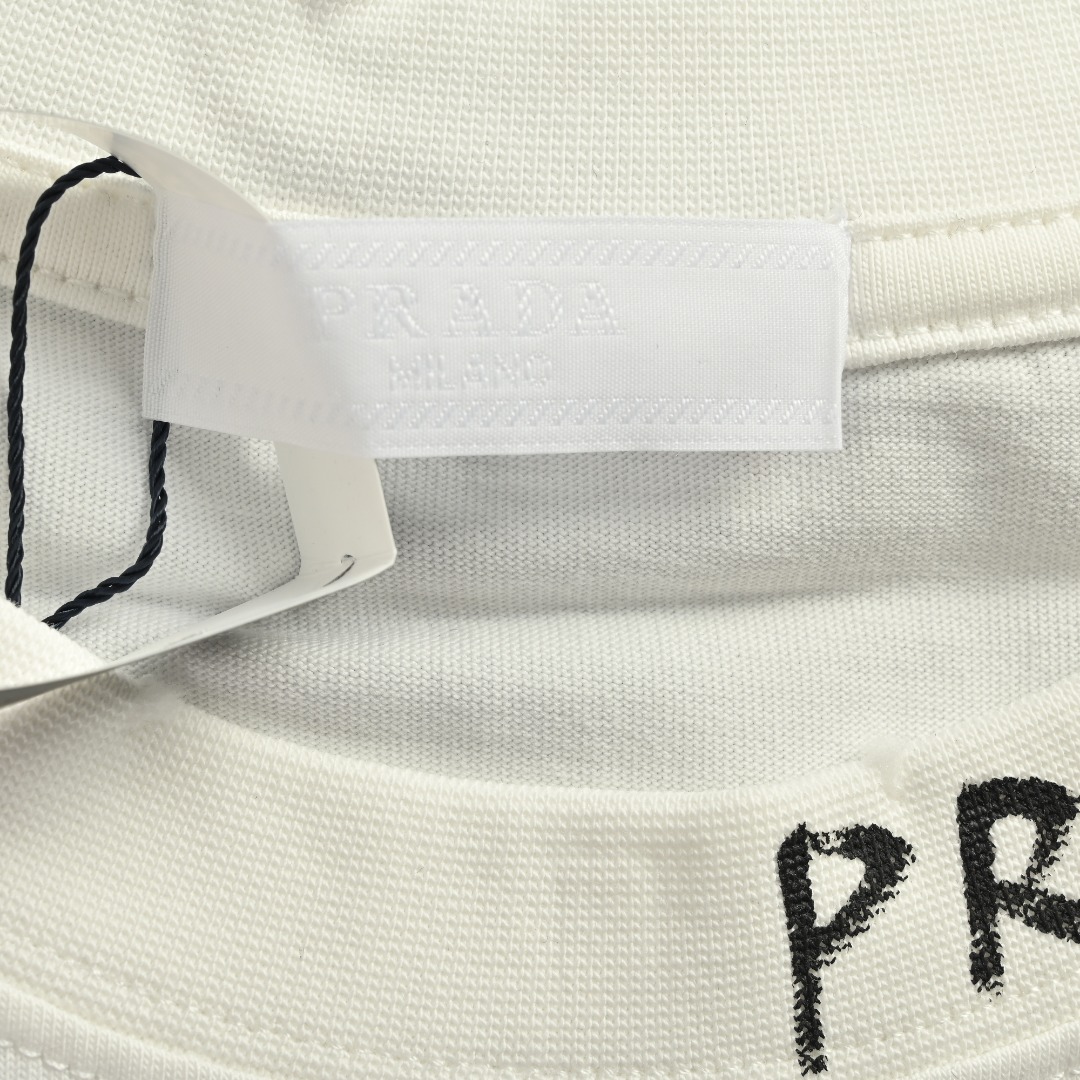 本地自取💰140 Prada/普拉达 手绘字母水洗圆领短袖 定制高克重 针织棉面料精心制作,手感特别的扎实,质感拉满,松软细腻上身舒适,优越的吸湿排汗性能,不闷热!胸前草写logo十分显目,渐变水洗破坏,辨识度超高!宽松OS版型裁剪,符合当下的潮流审美,大大地一件包容性强,随意上身就能轻松凹出造型! size:S-L